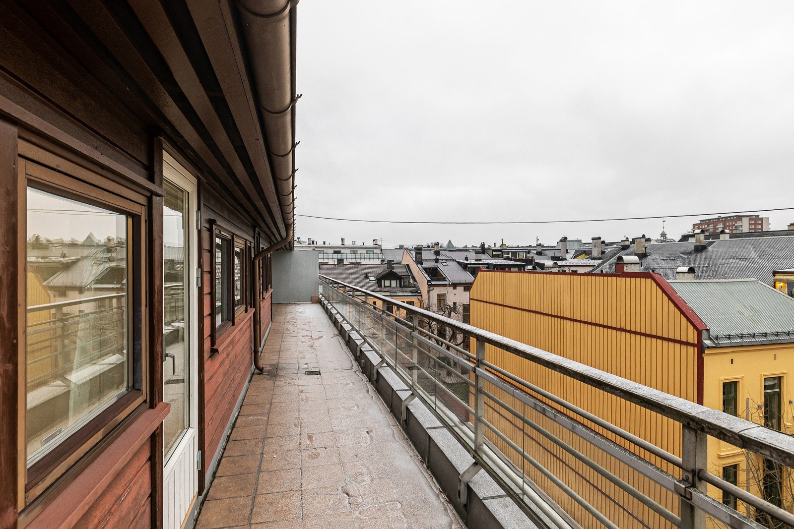 Fra hovedsoverommet er det også direkte adkomst til leilighetens sørøstvendte takterrasse, perfekt for å nyte morgenkaffen. Galleribilde