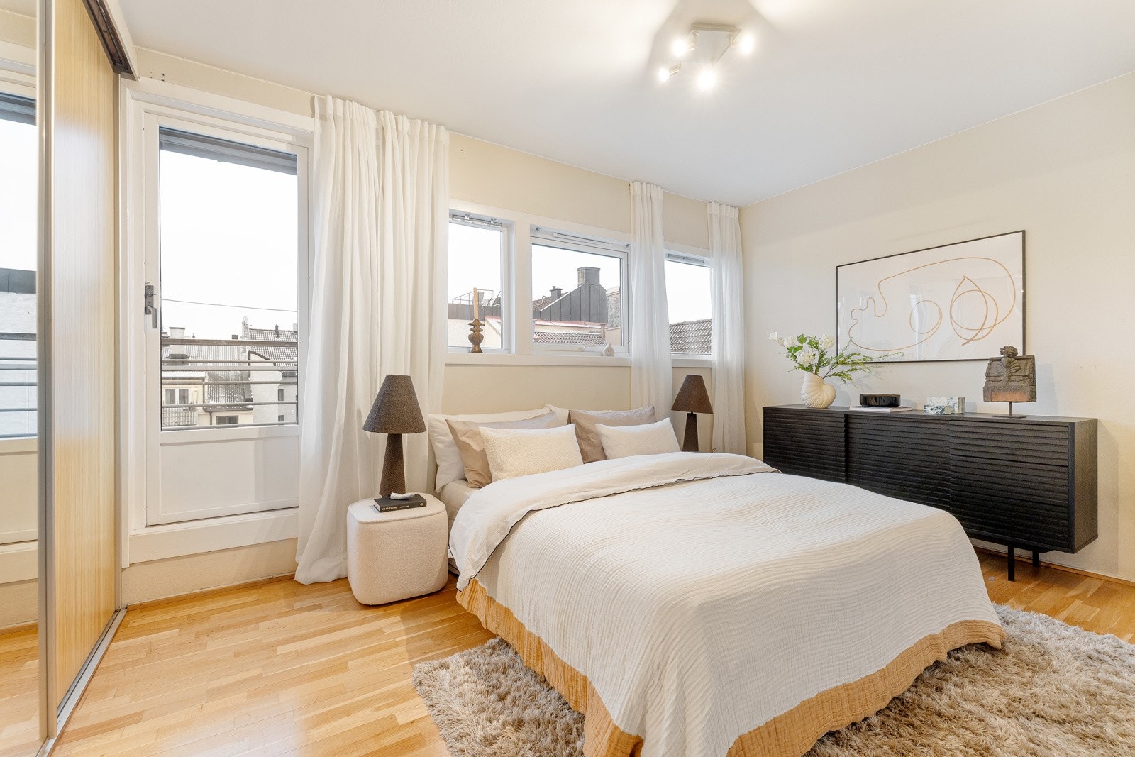 Hovedsoverommet er romslig, med plass til dobbeltseng og nattbord på hver side. Galleribilde