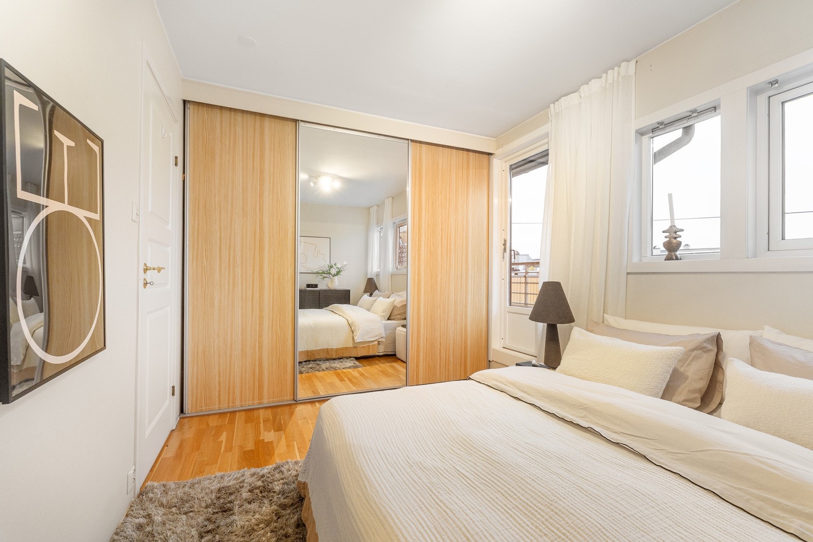 Det er innredet med en stor skyvedørsgarderobe med speilfront som gir rikelig skapplass. Galleribilde