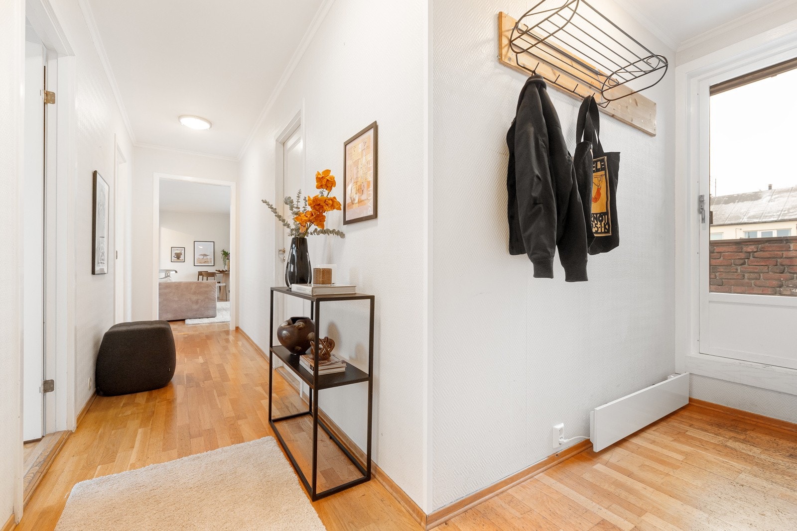 Velkommen inn - leiligheten har en god intern beliggenhet i byggets 6. etasje med heisadkomst. Galleribilde