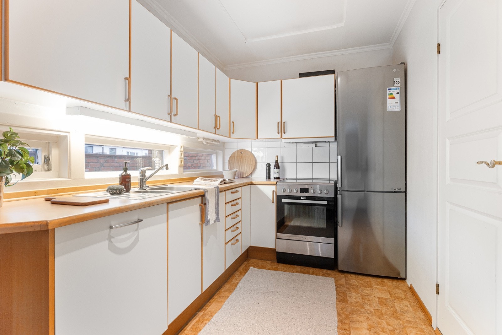 Frittstående oppvaskmaskin, komfyr og kjøleskap medfølger salget. Galleribilde