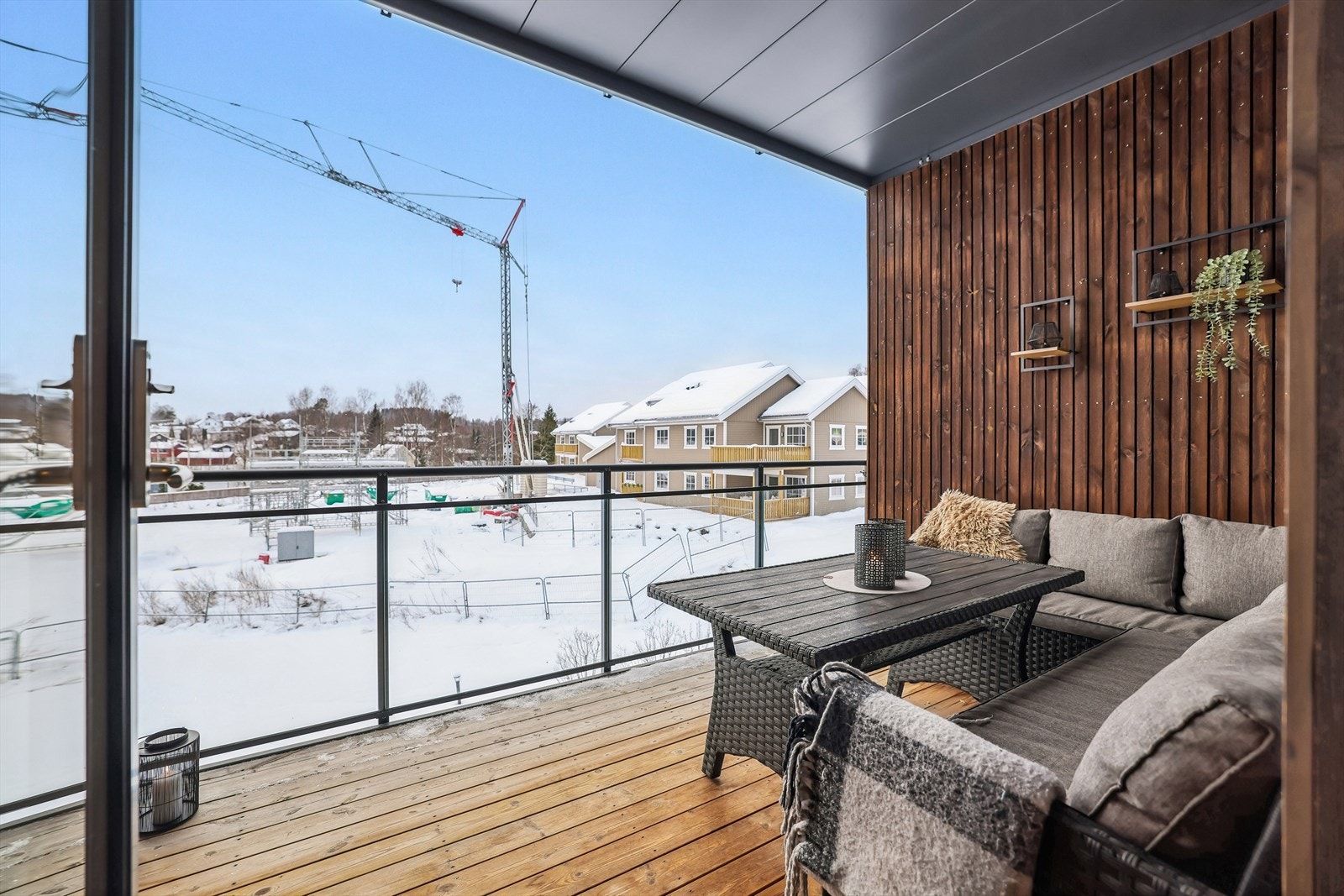 Balkongen fungerer som en naturlig forlengelse av stuen. Galleribilde