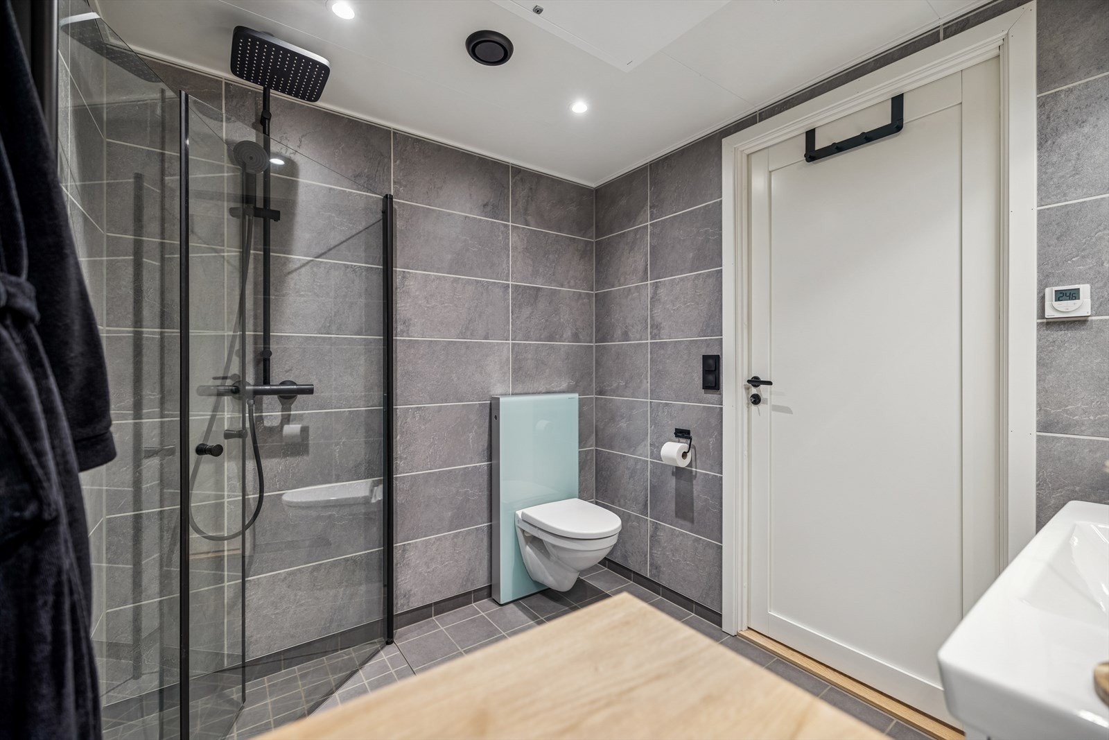 Praktisk baderomsinnredning, speilskap og opplegg for vaskemaskin Galleribilde