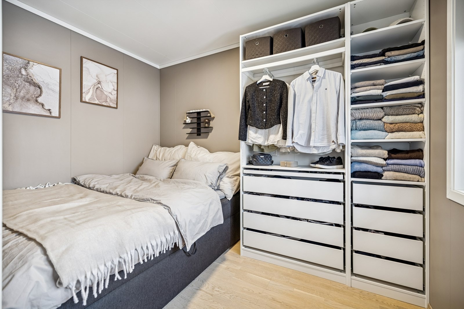 Soverom med parkett på gulv og lyse, malte veggflater Galleribilde