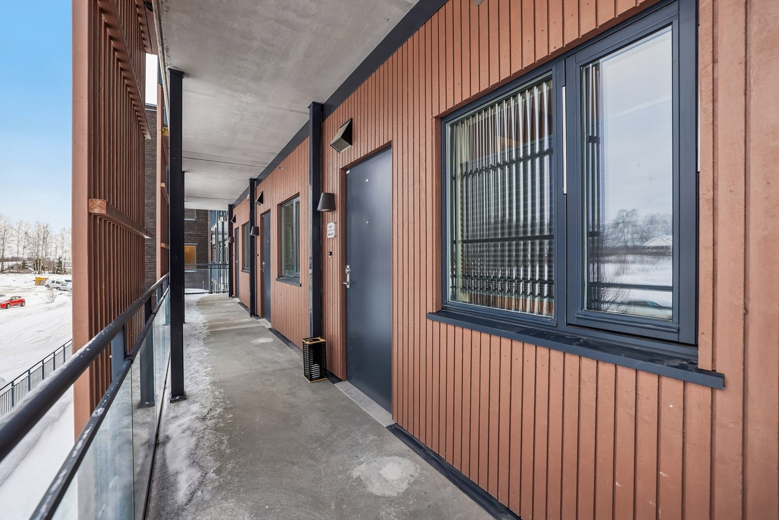 Skjermet inngangsparti via svalgang - rolig og privat adkomst Galleribilde