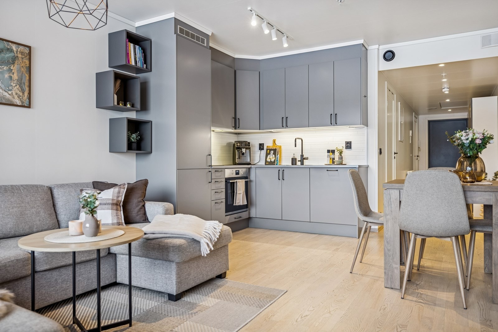 Moderne kjøkken med glatte fronter og integrerte hvitevarer Galleribilde