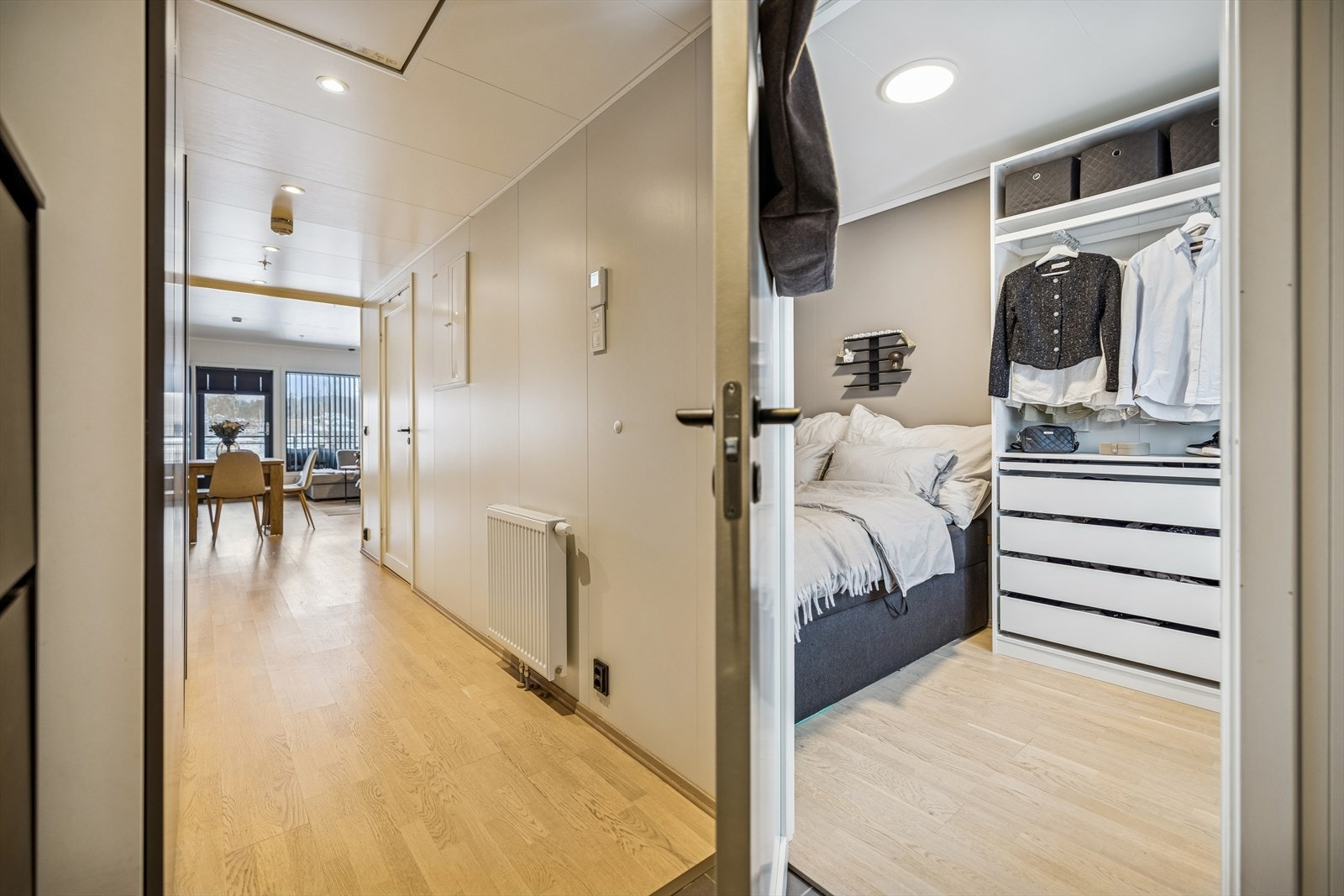 Gang med god plass til garderobeløsning og videre adkomst til bad Galleribilde