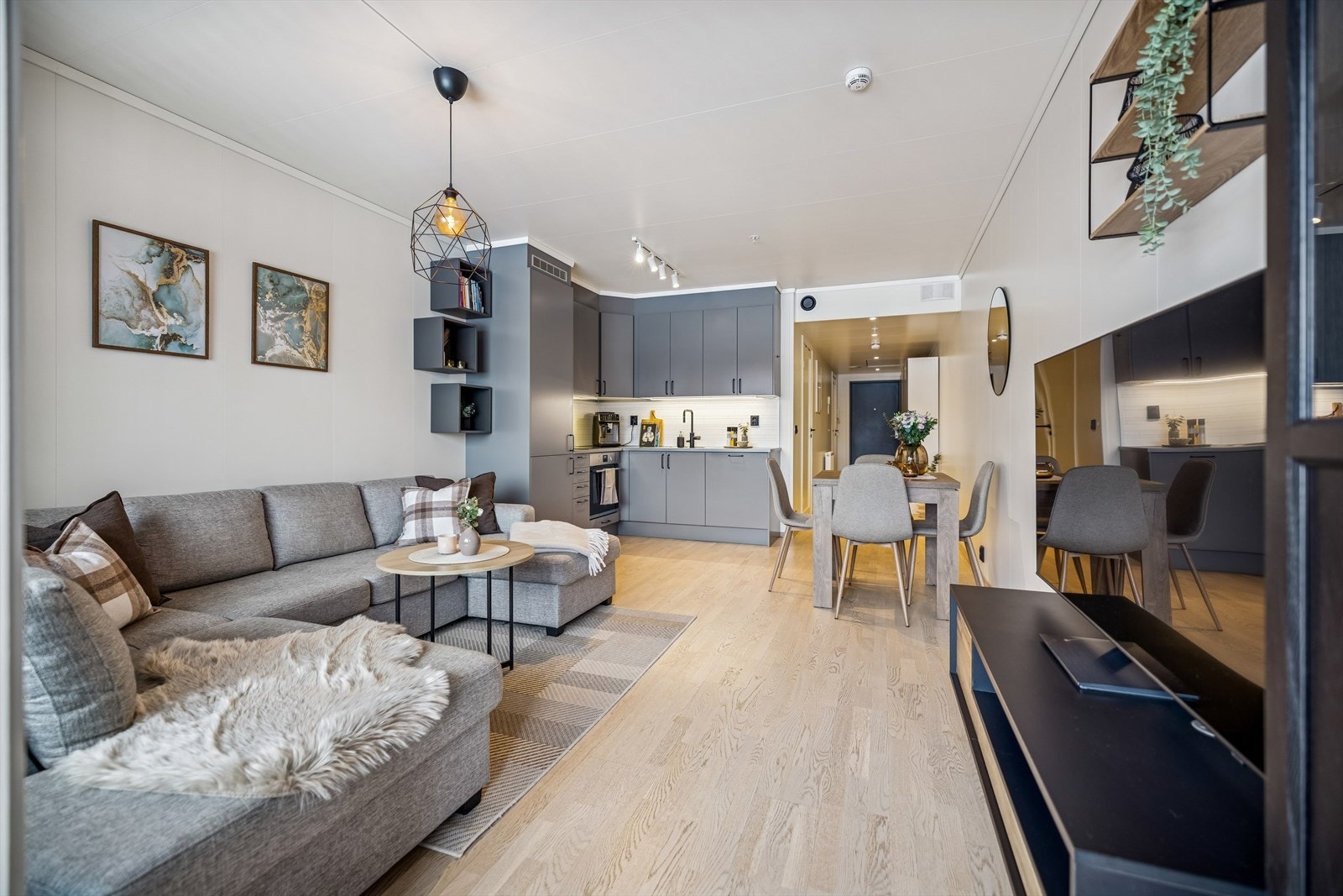 God skap- og benkeplass med laminat benkeplate Galleribilde