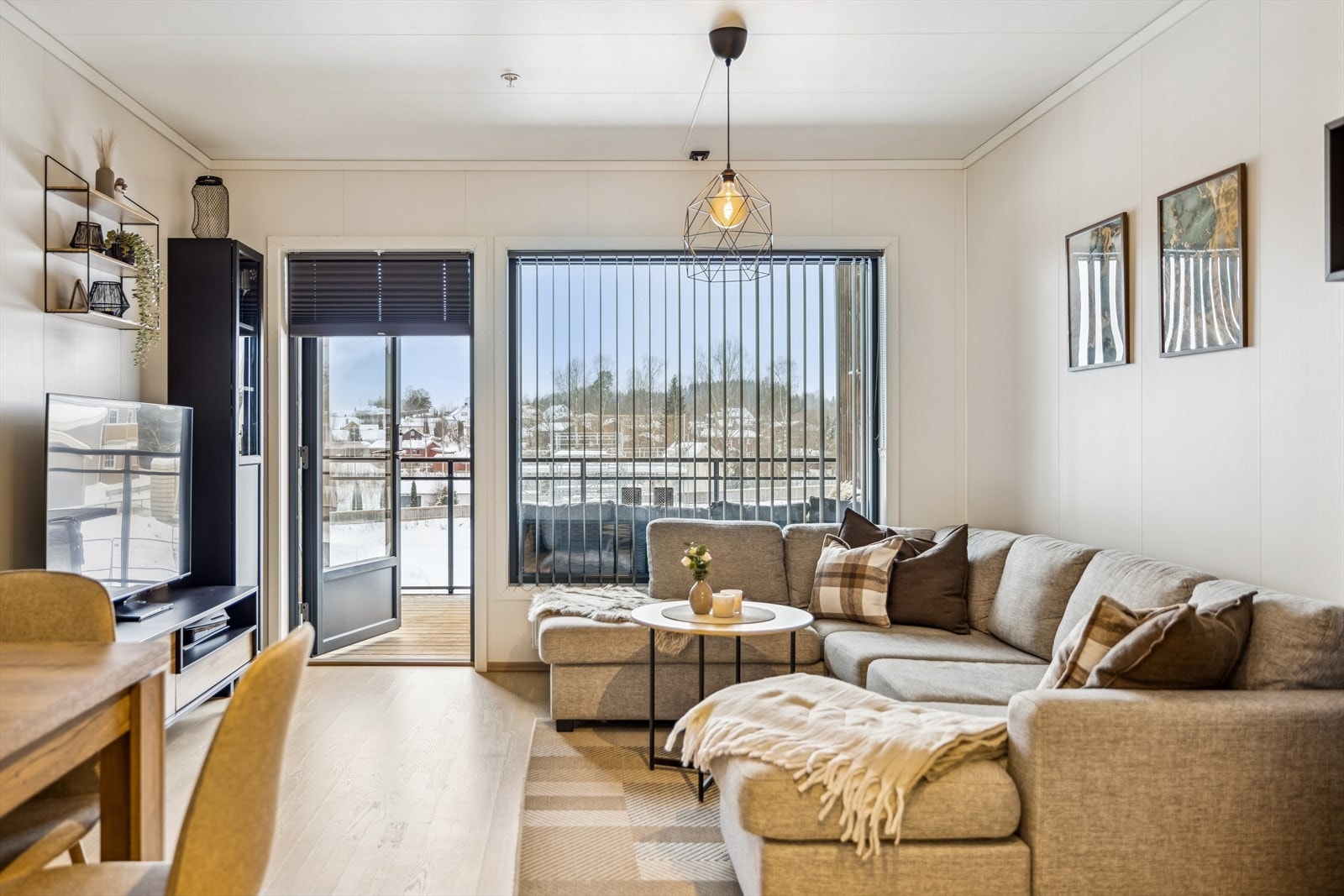 Oppholdsrommet fremstår lyst, moderne og lett å møblere Galleribilde