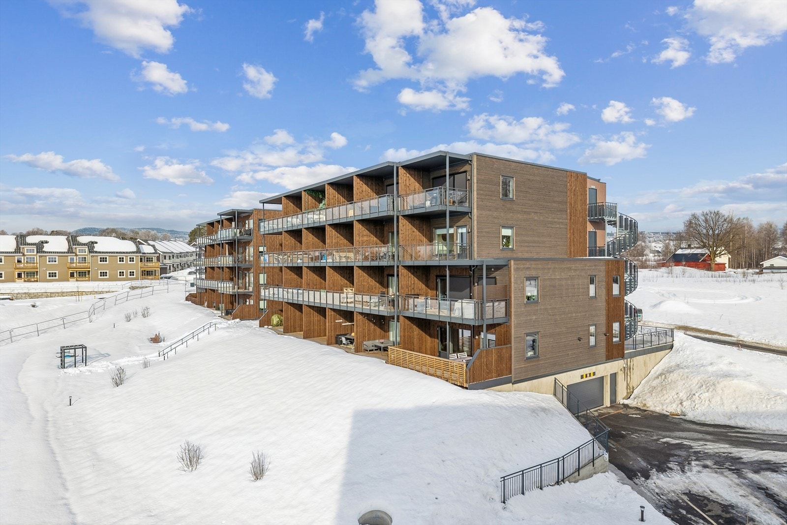 Leiligheten disponerer parkeringsplass i felles garasjekjeller. Det er tilrettelagt for el-billading. Galleribilde