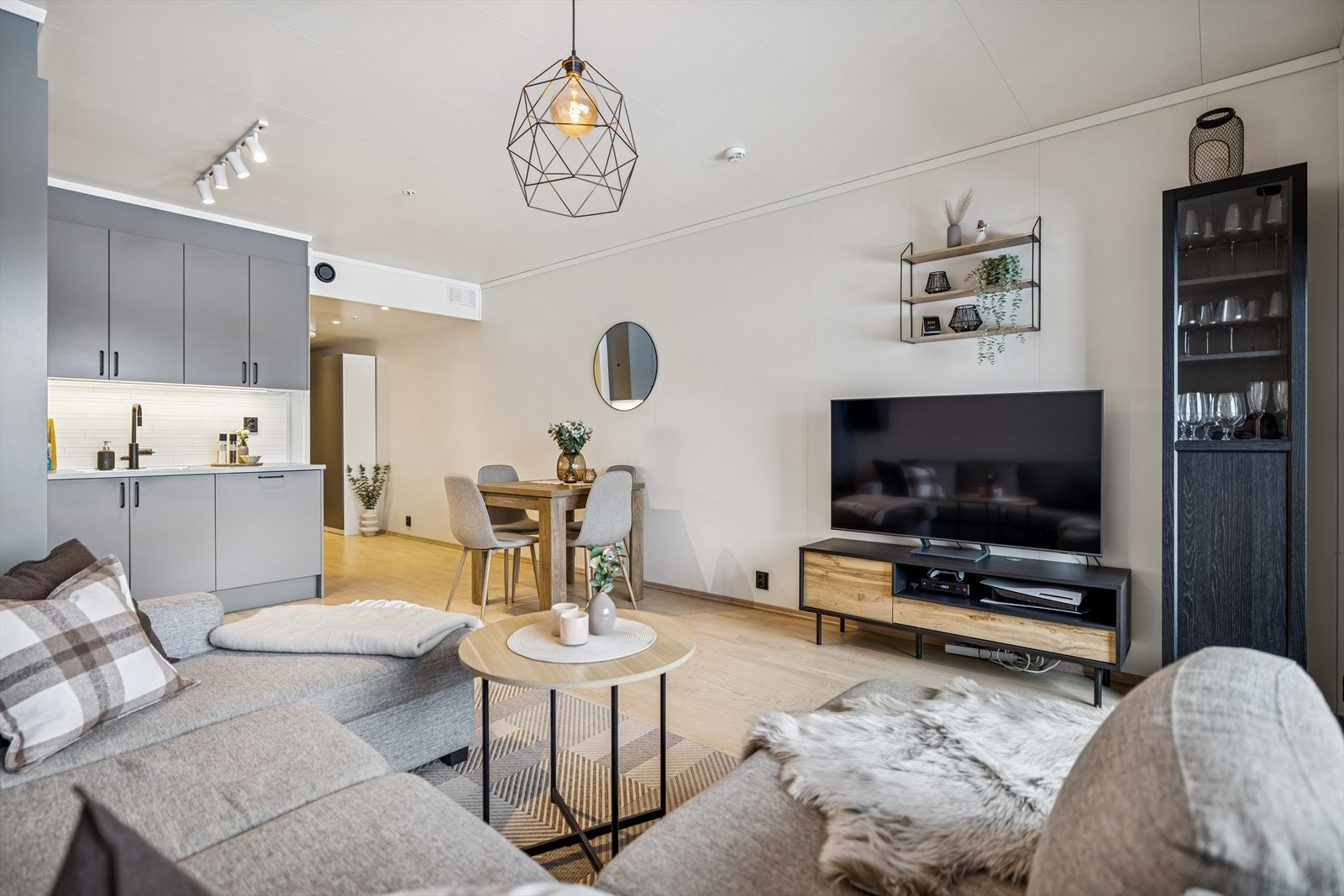 Helhetlig og gjennomført stue-/kjøkkenmiljø med moderne materialvalg Galleribilde