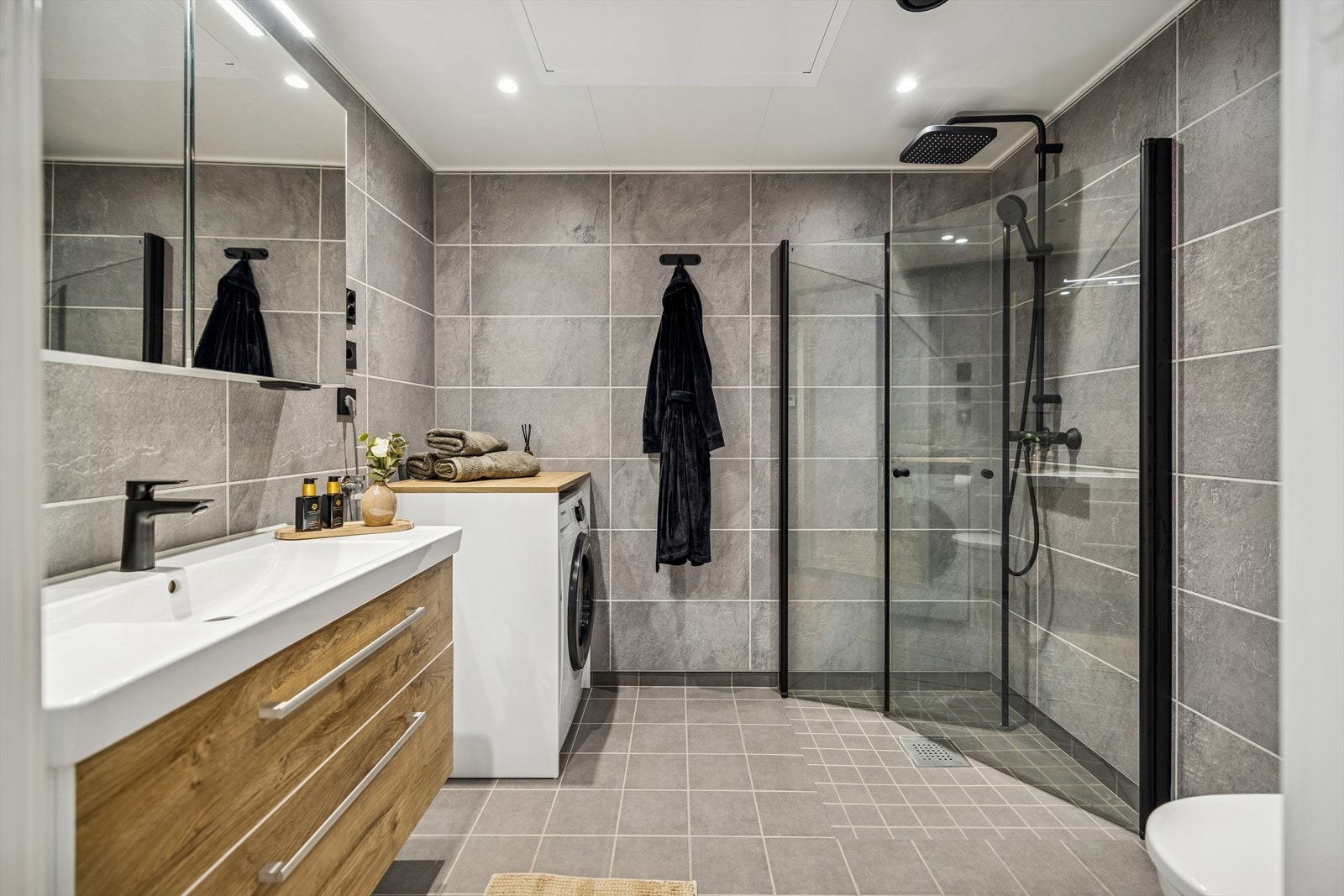 Badet er utstyrt med dusjhjørne med glassvegger og vegghengt wc Galleribilde