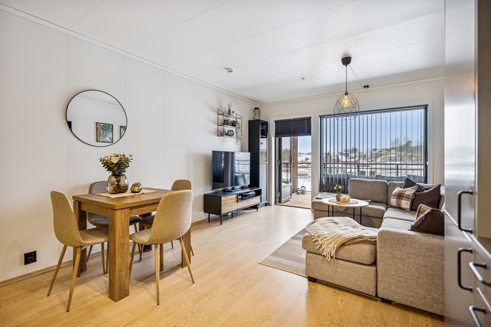 Stuen har god plass til både sofa- og spisegruppe Galleribilde