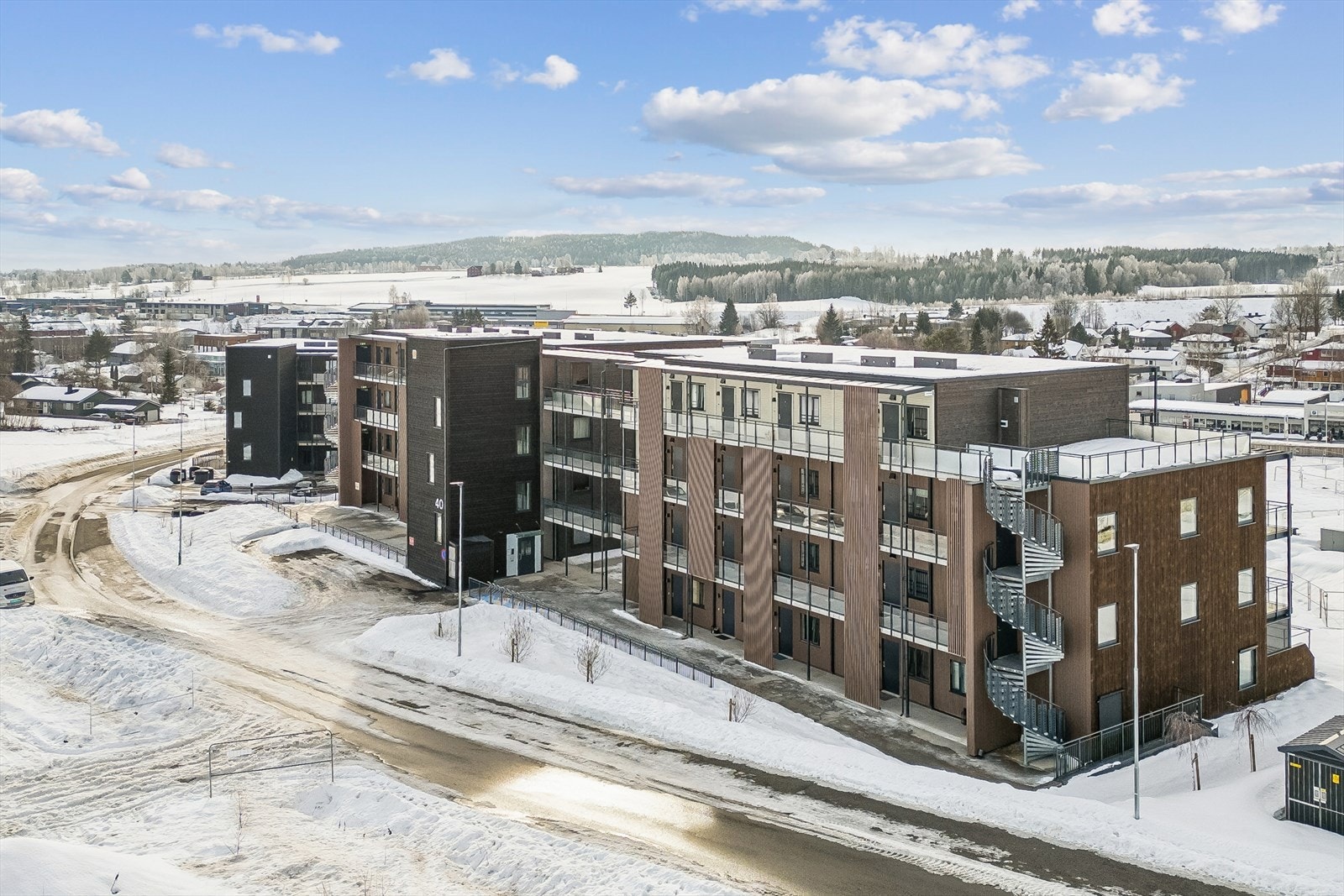 Fasaden fremstår velholdt og gjennomført, med bruk av trekledning og en arkitektonisk utforming som gir bygget et moderne preg. Galleribilde