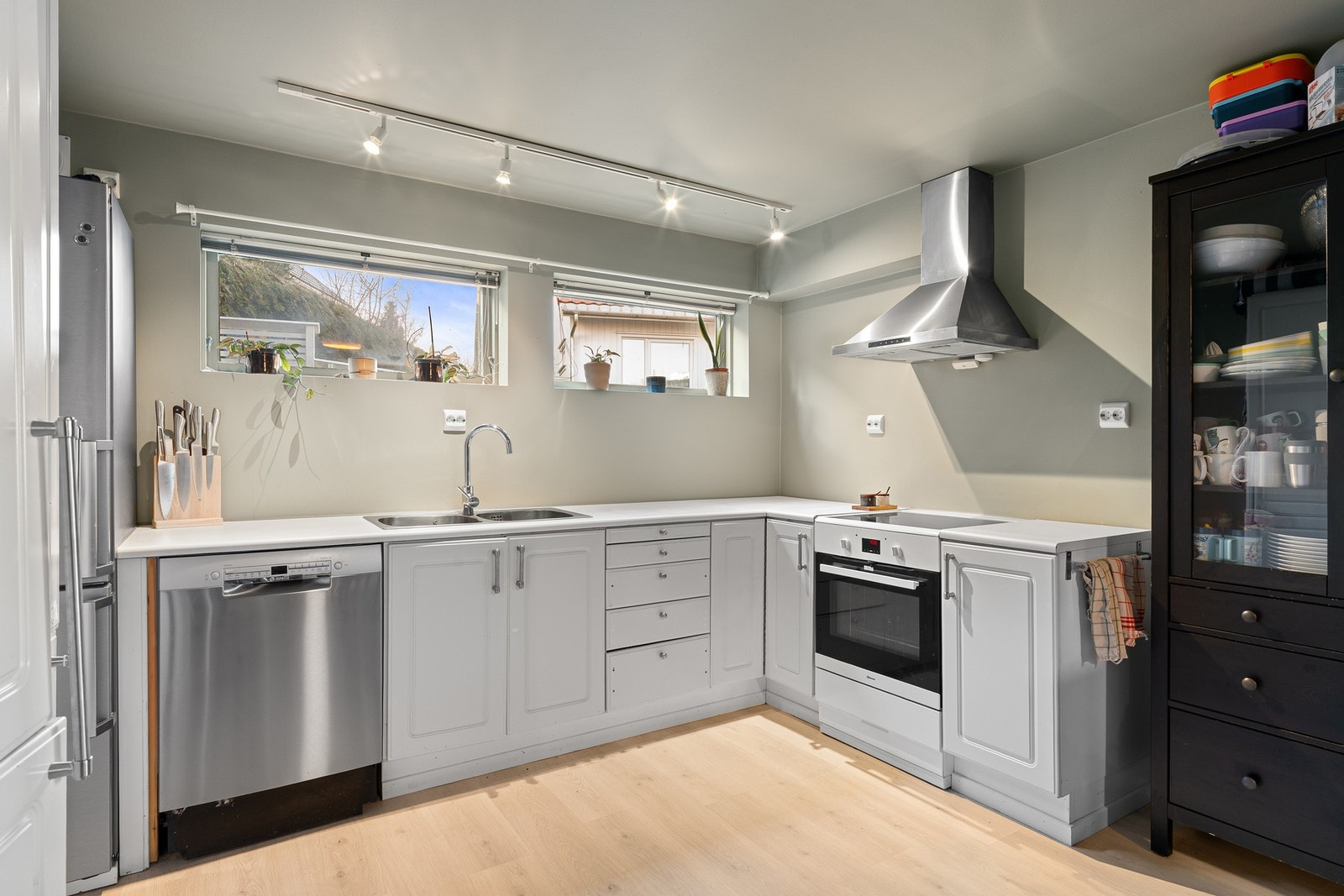 Innredningen har hvite, profilerte fronter, og kjøkkenet er utstyrt med frittstående hvitevarer. Galleribilde