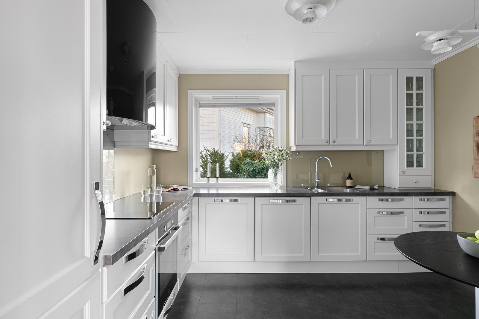 Kjøkkenet er romslig og praktisk, med en L-formet innredning som gir gode arbeids- og oppbevaringsmuligheter. Galleribilde