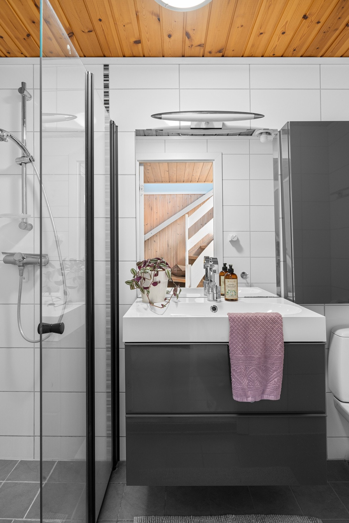 Toalettrom i kjeller. Galleribilde