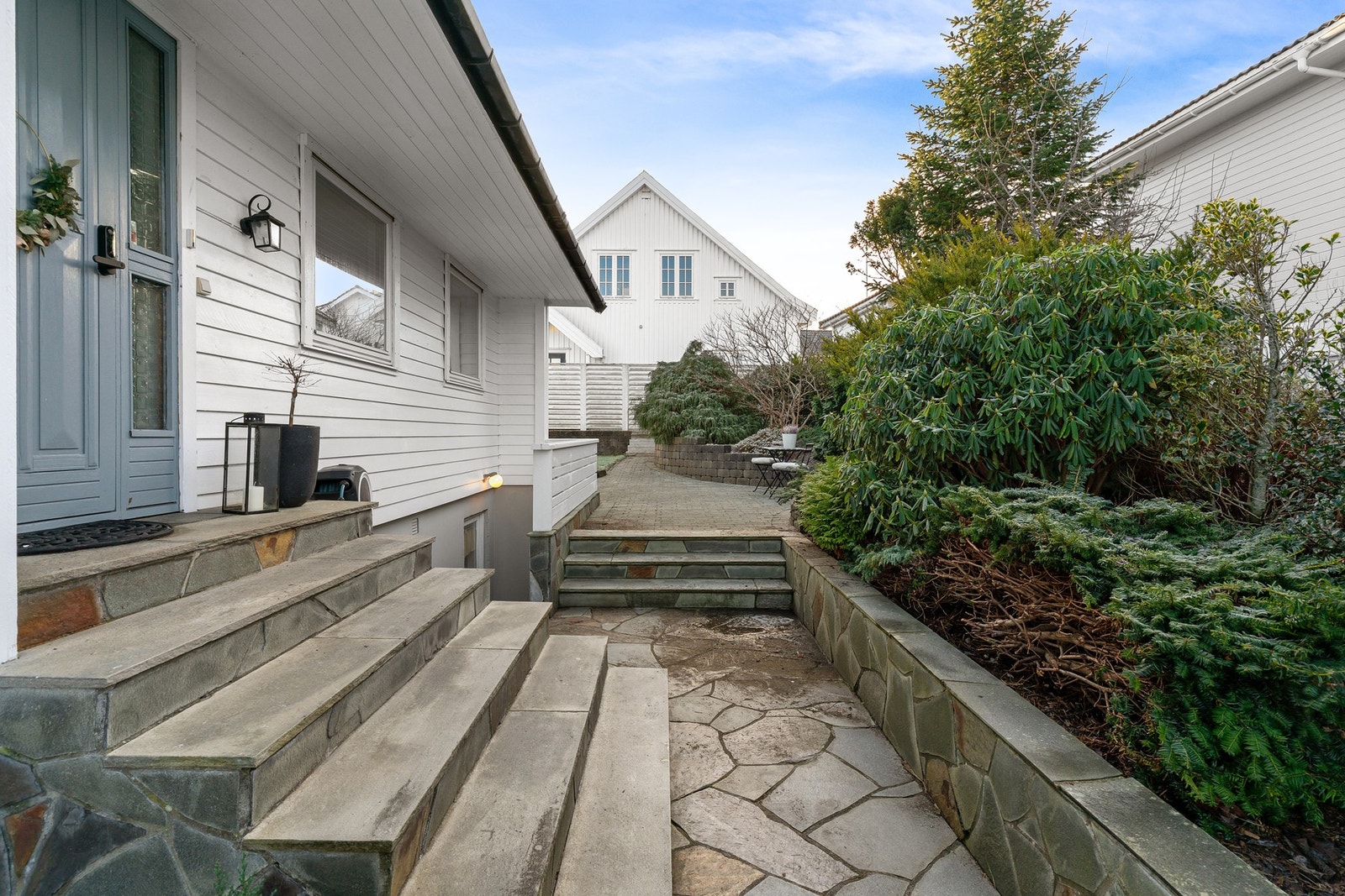 Boligen gir et flott førsteinntrykk med et overbygget inngangsparti Galleribilde