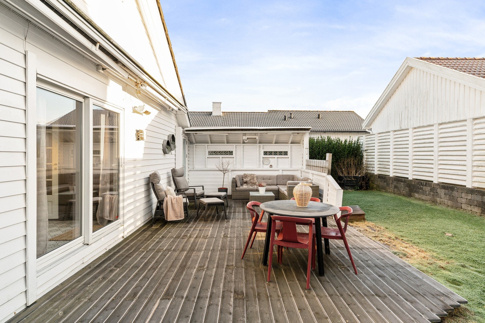 Terrassen skaper gode rammer for hyggelige sammenkomster med familie og venner. Galleribilde