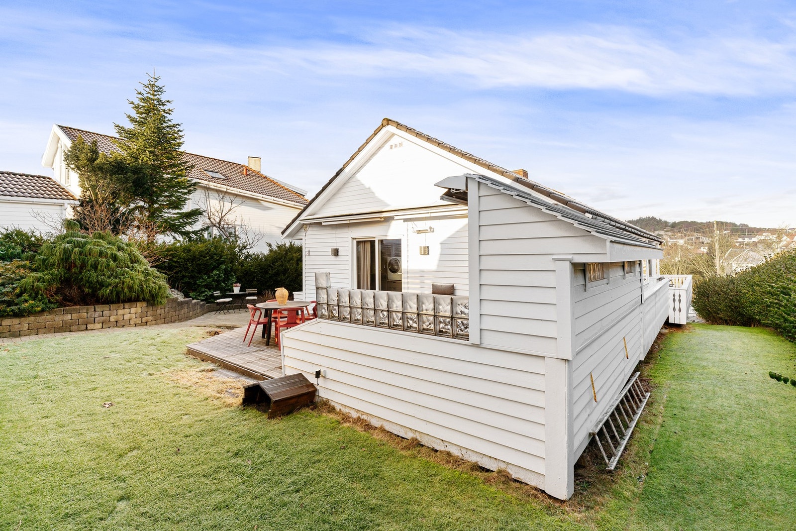 Stor og innbydende hage med rikelig plass til lek, avslapning og hyggelige sommerdager. Galleribilde