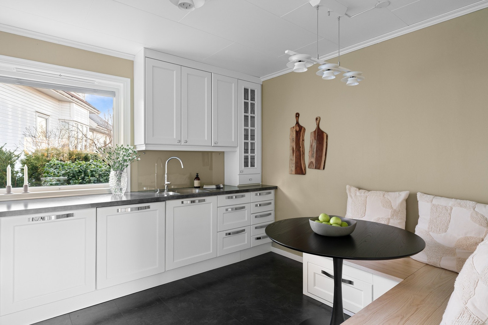 Her er det også plass til et spisebord, perfekt for frokost eller en kopp kaffe. Galleribilde