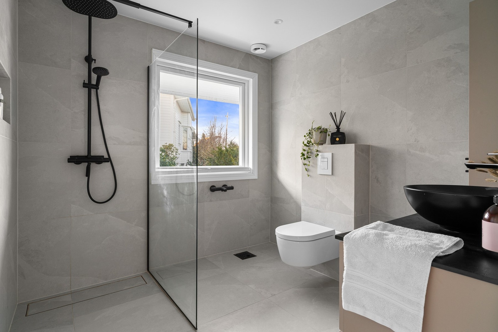 I første etasje finner du et nydelig, moderne bad med store fliser på vegger og gulv, kombinert med behagelig gulvvarme. Galleribilde