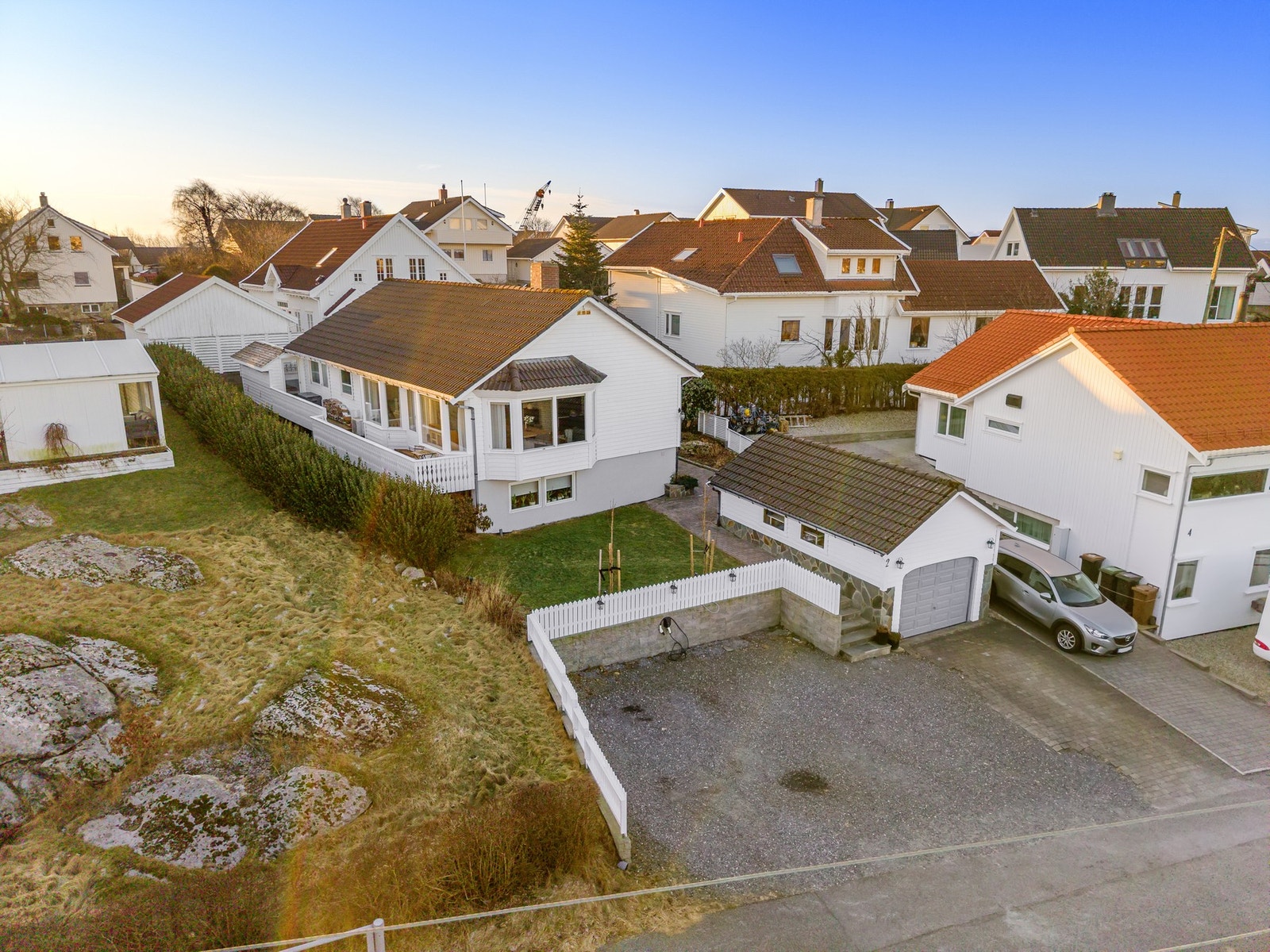 Boligen ligger på en solrik og attraktiv tomt på hele 629 kvm. Galleribilde