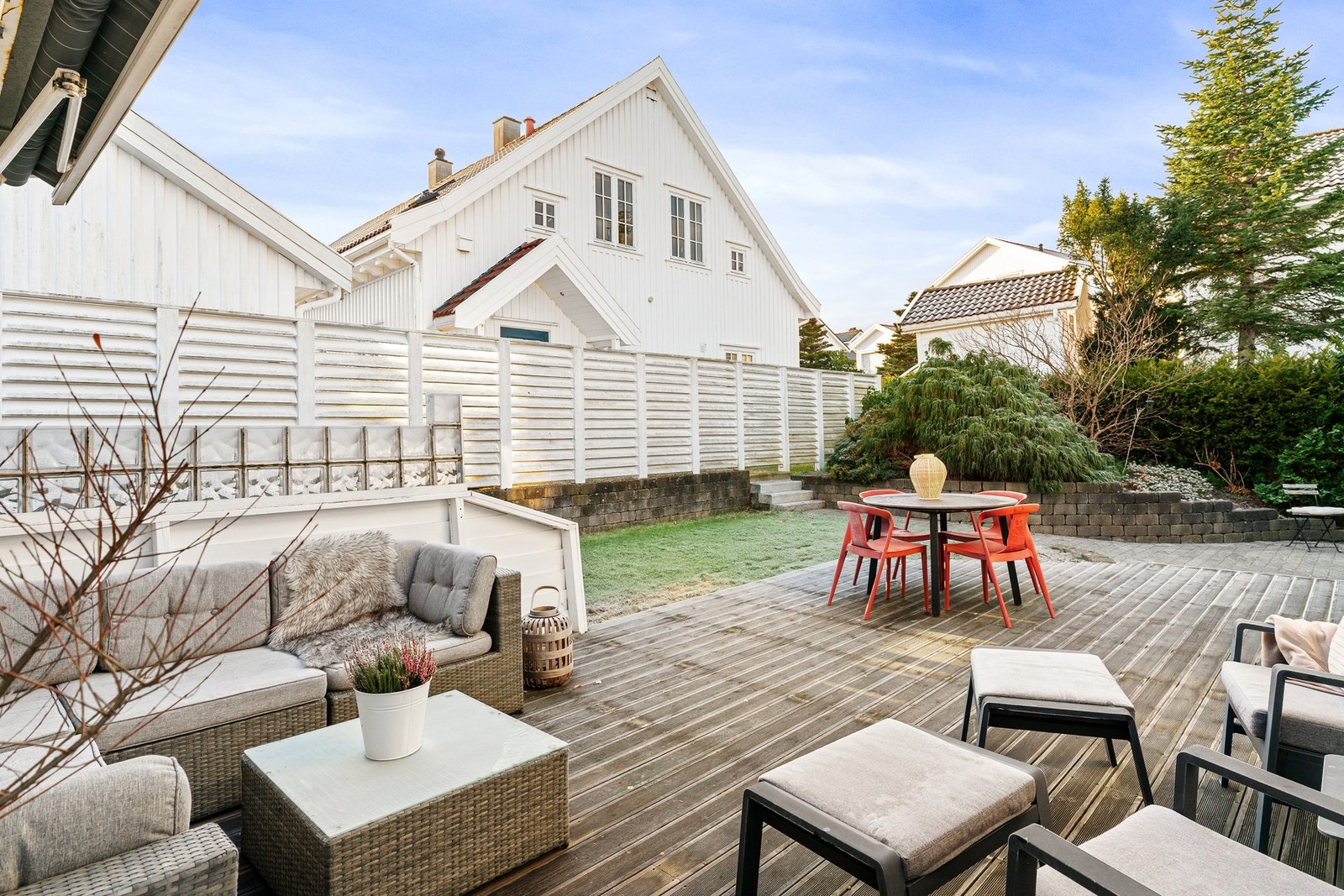 Stor terrasse med god plass til utemøbler. Galleribilde