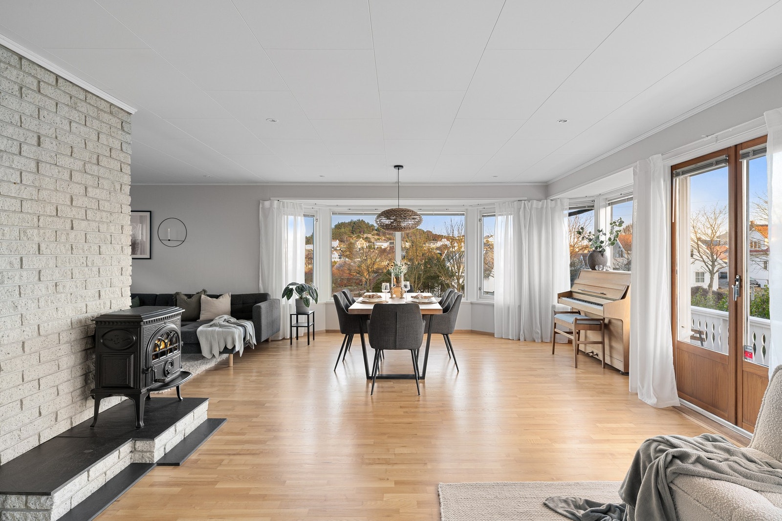 Midt i rommet finner du en vedovn som sørger for lun varme og god atmosfære - perfekt for koselige kvelder. Galleribilde