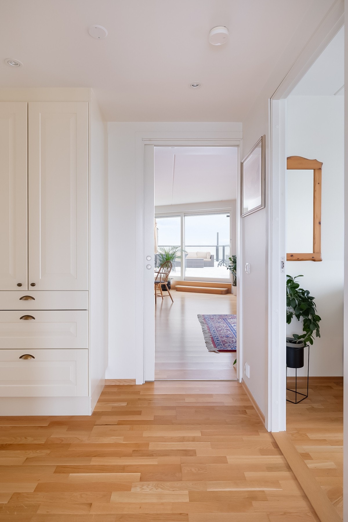 Fra stuen og via en mellomgang finner vi soverommene og badet. Galleribilde