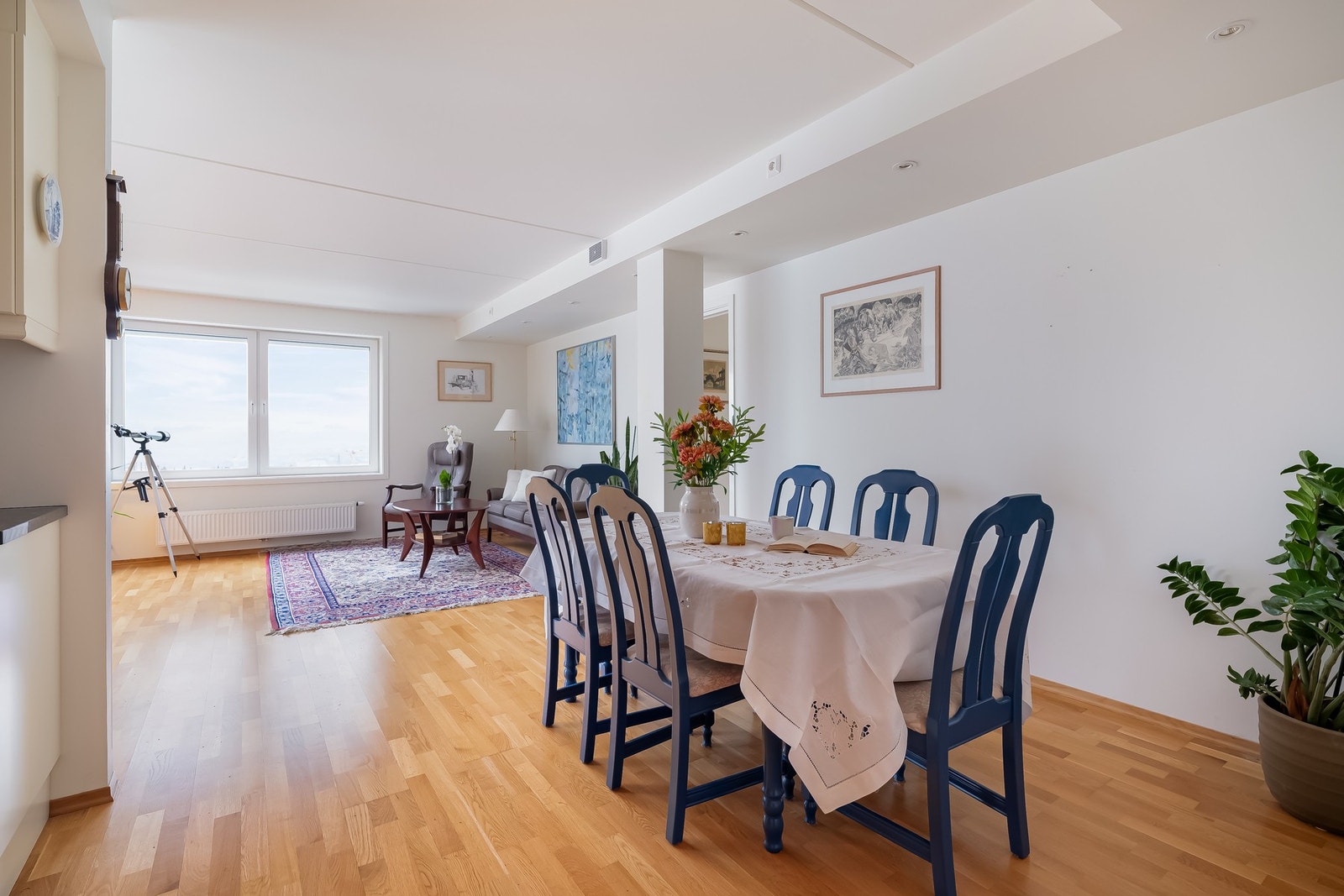 Mellom stue og kjøkken er det naturlig å plassere spisebordet. Galleribilde