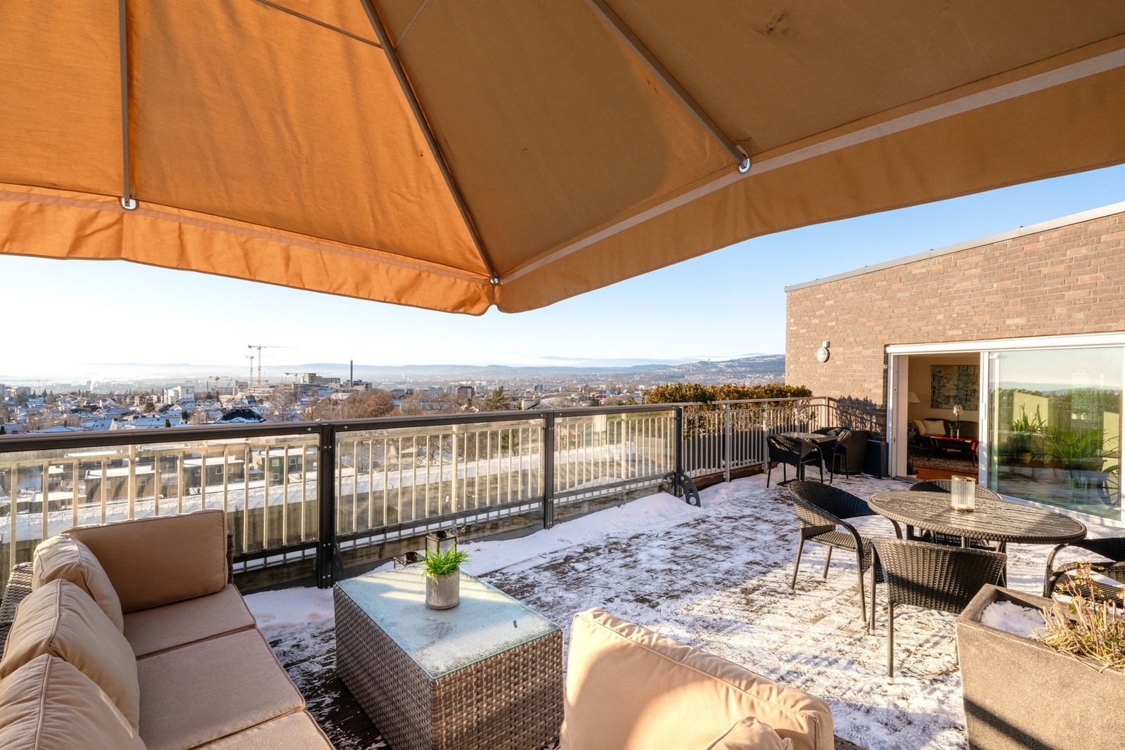 Det er tillatt med gass- og elektrisk grill, så her kan du enkelt lage og spise måltidene utendørs. Galleribilde