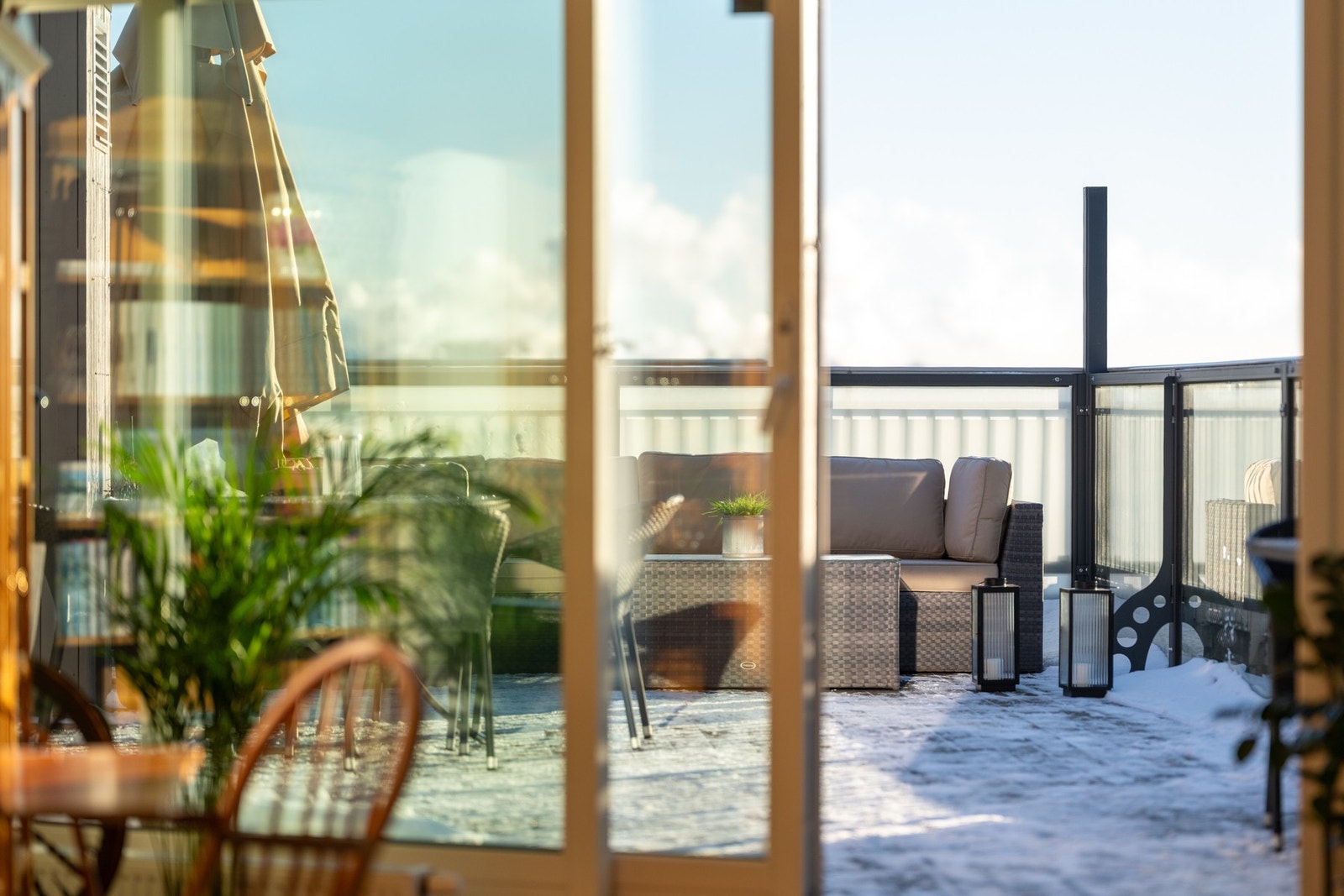 Skyvedøren mellom stue og terrasse kan skyves helt opp og gir med det en følelse av en ekstra stue på sommeren. Galleribilde