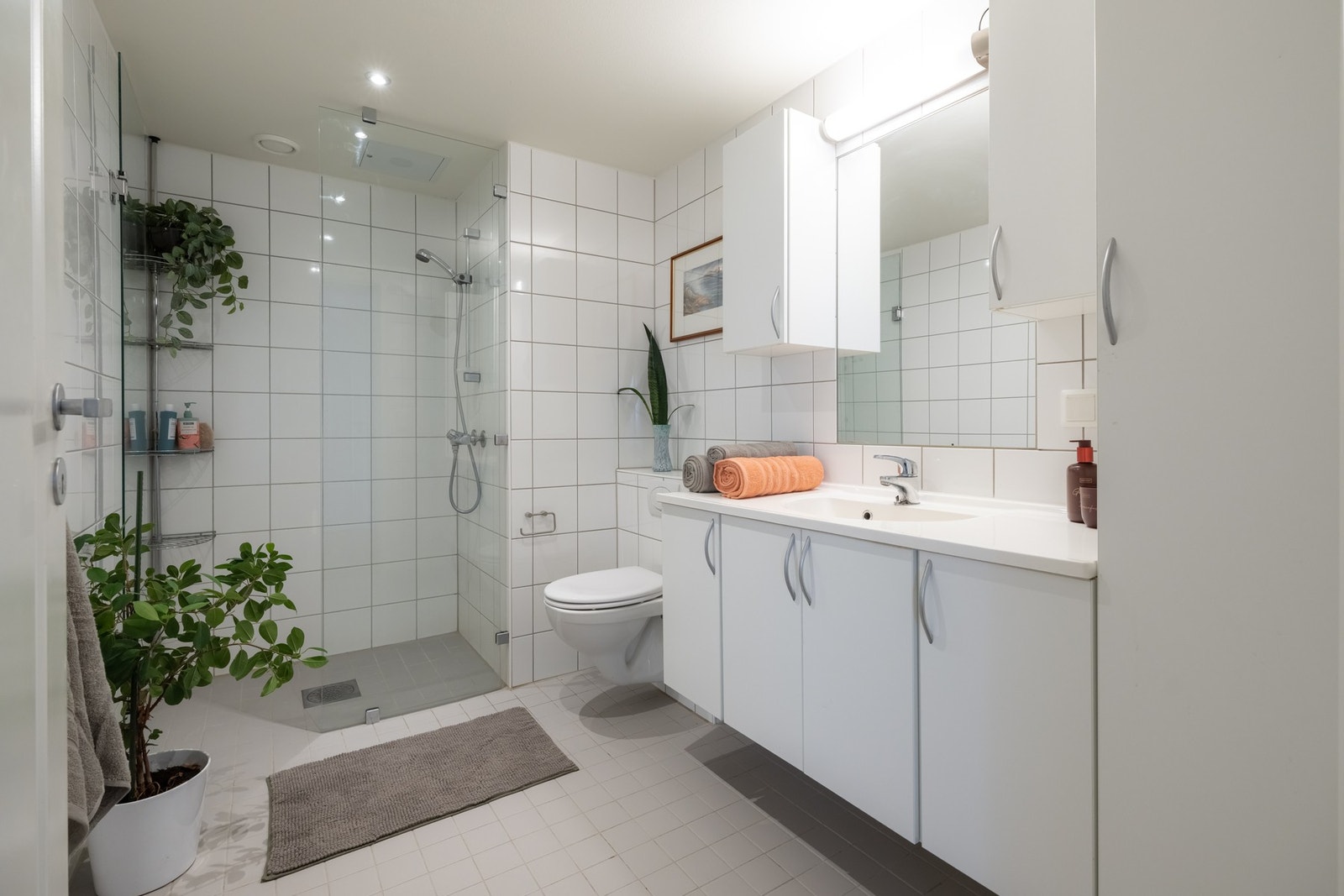 Lyst, flislagt med varme i gulv og downlights i himling. Galleribilde