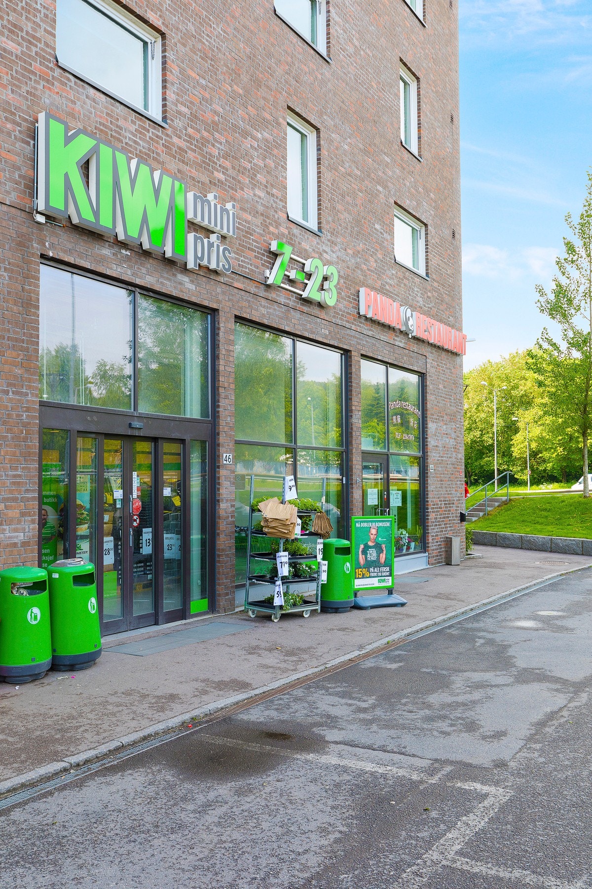 Dagligvarehandelen kan gjøres ved blant annet Kiwi som ligger i 1.etg på sameiets tomt. Galleribilde