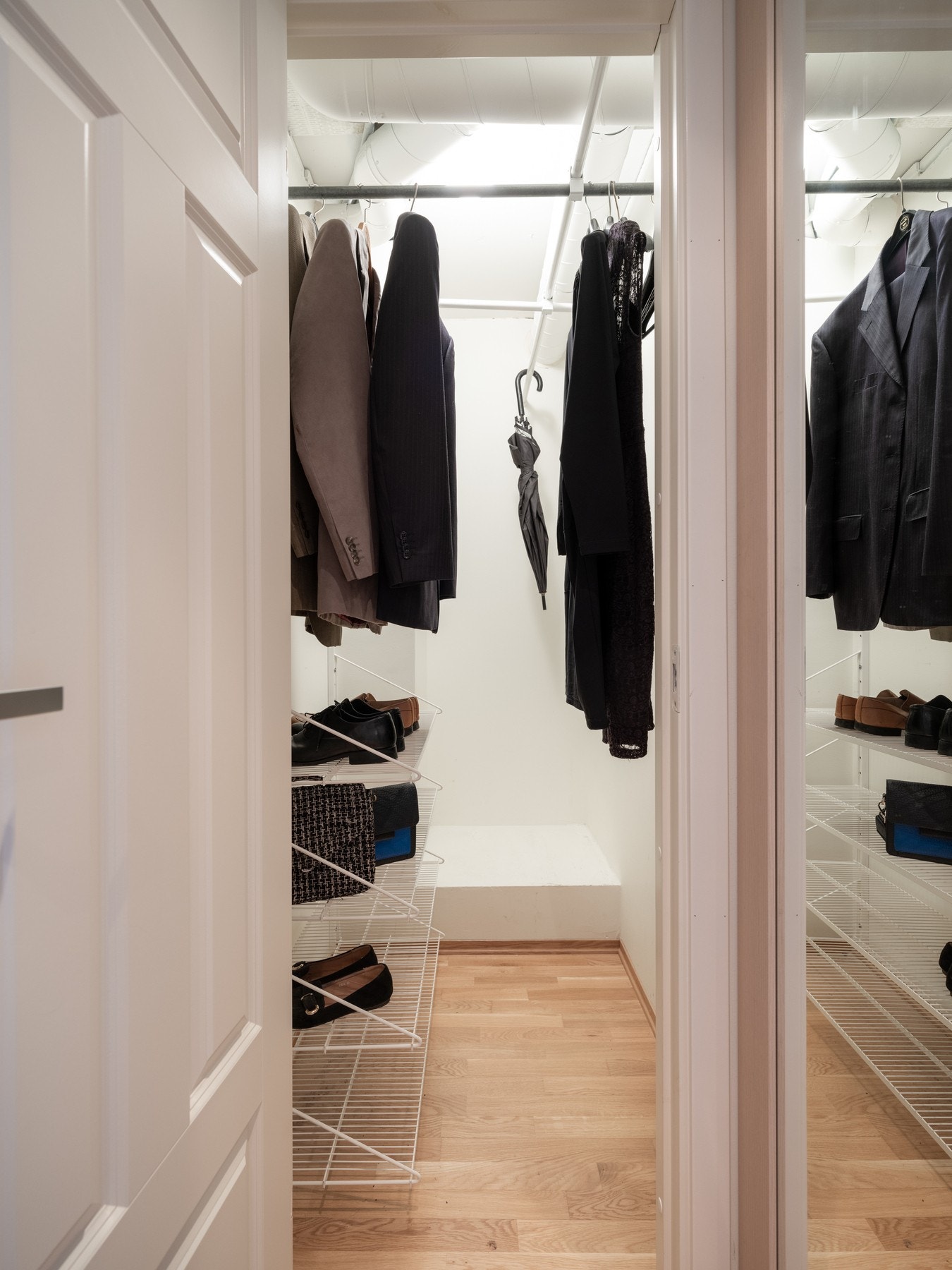 I tilknytning til entréen er det en innvendig bod som gir plass for yttertøyet eller annet du ikke ønsker skal stå synlig fremme i hverdagen. Galleribilde