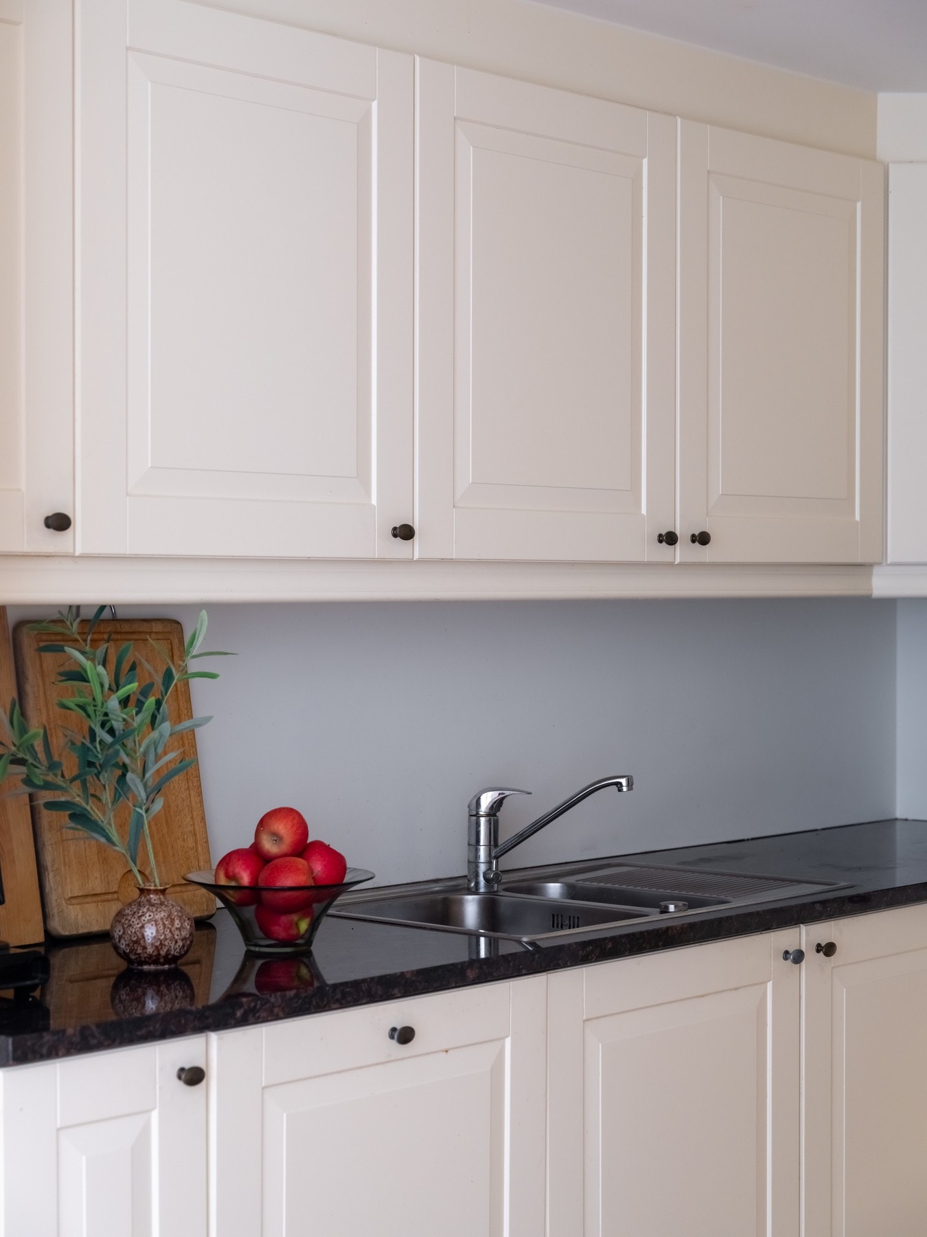 Sigdal-kjøkkenet er spesialbestilt for leiligheten, og har lyse profilerte fronter, Setin benkeplate med oppvaskkum og blandebatteri i rustfritt stål. Galleribilde