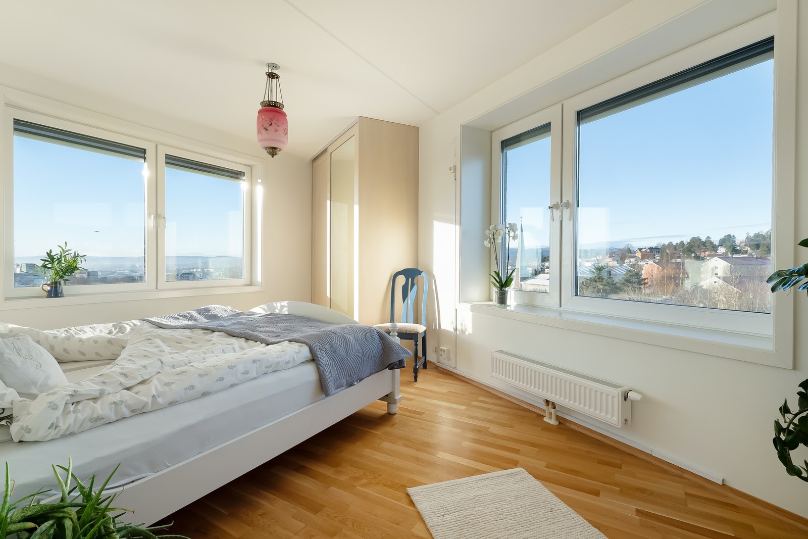 Hovedsoverommet er av god størrelse med plass til stor seng og nattbord. Galleribilde