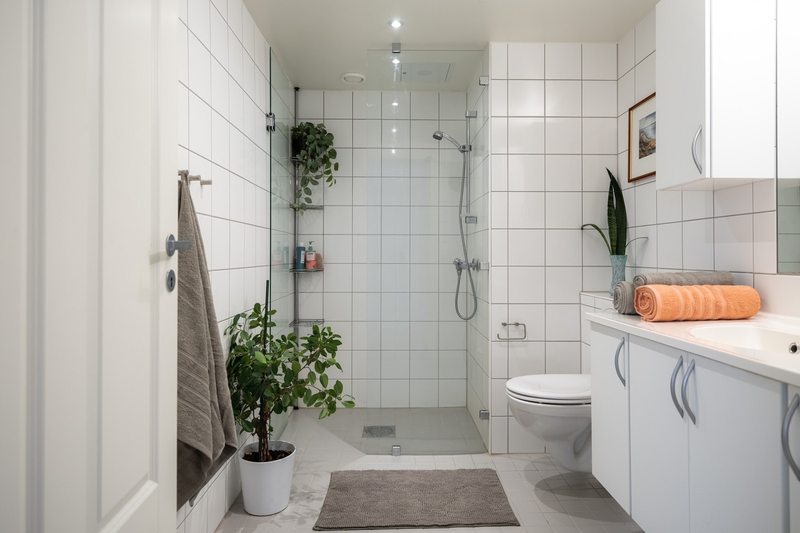 Innredningen består av servant på underskap, overskap, høyskap og speil med overbelysning. Videre er det vegghengt toalett og en romslig dusjnisje med glassvegg. Galleribilde