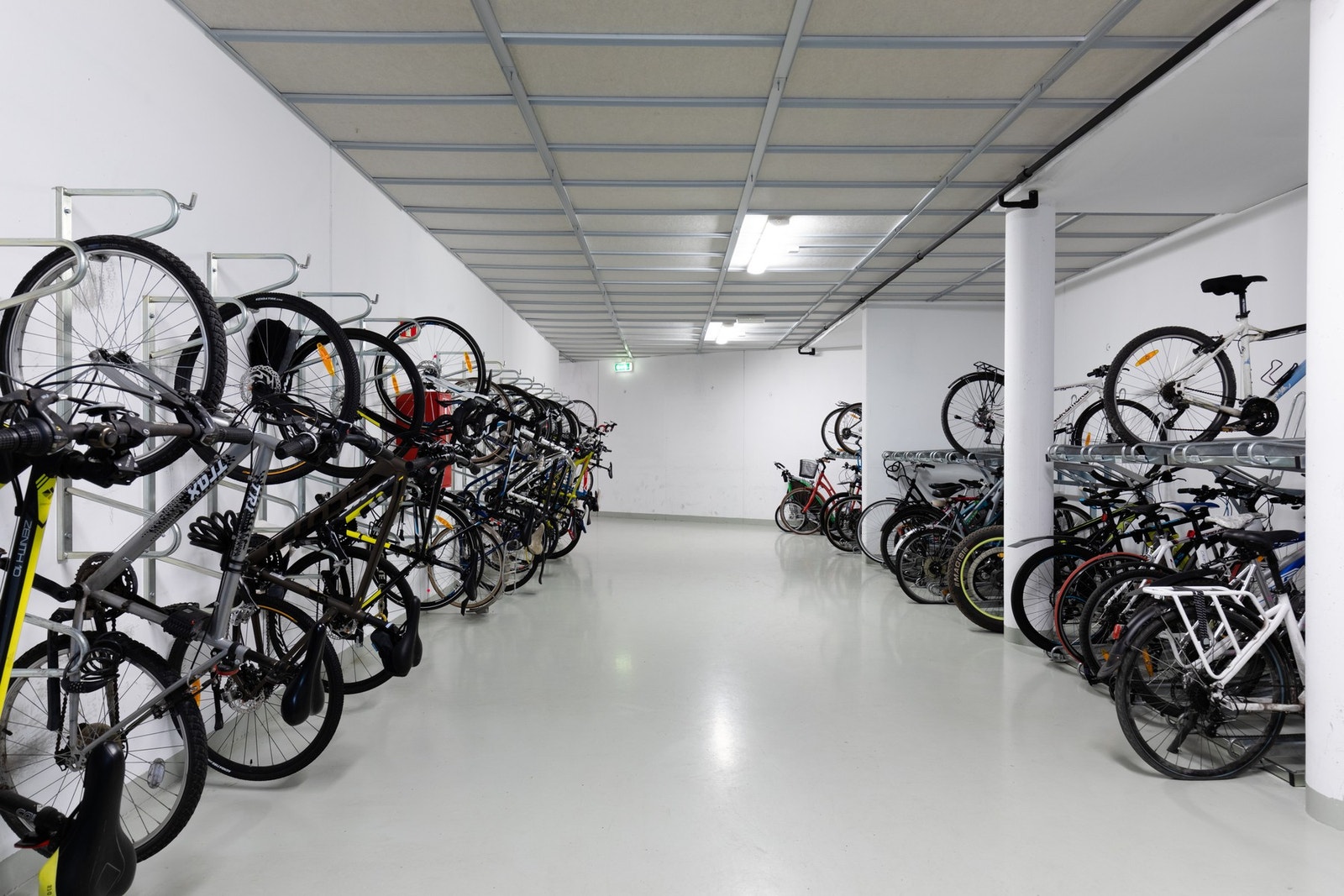 Felles sykkelparkering i kjeller. Galleribilde