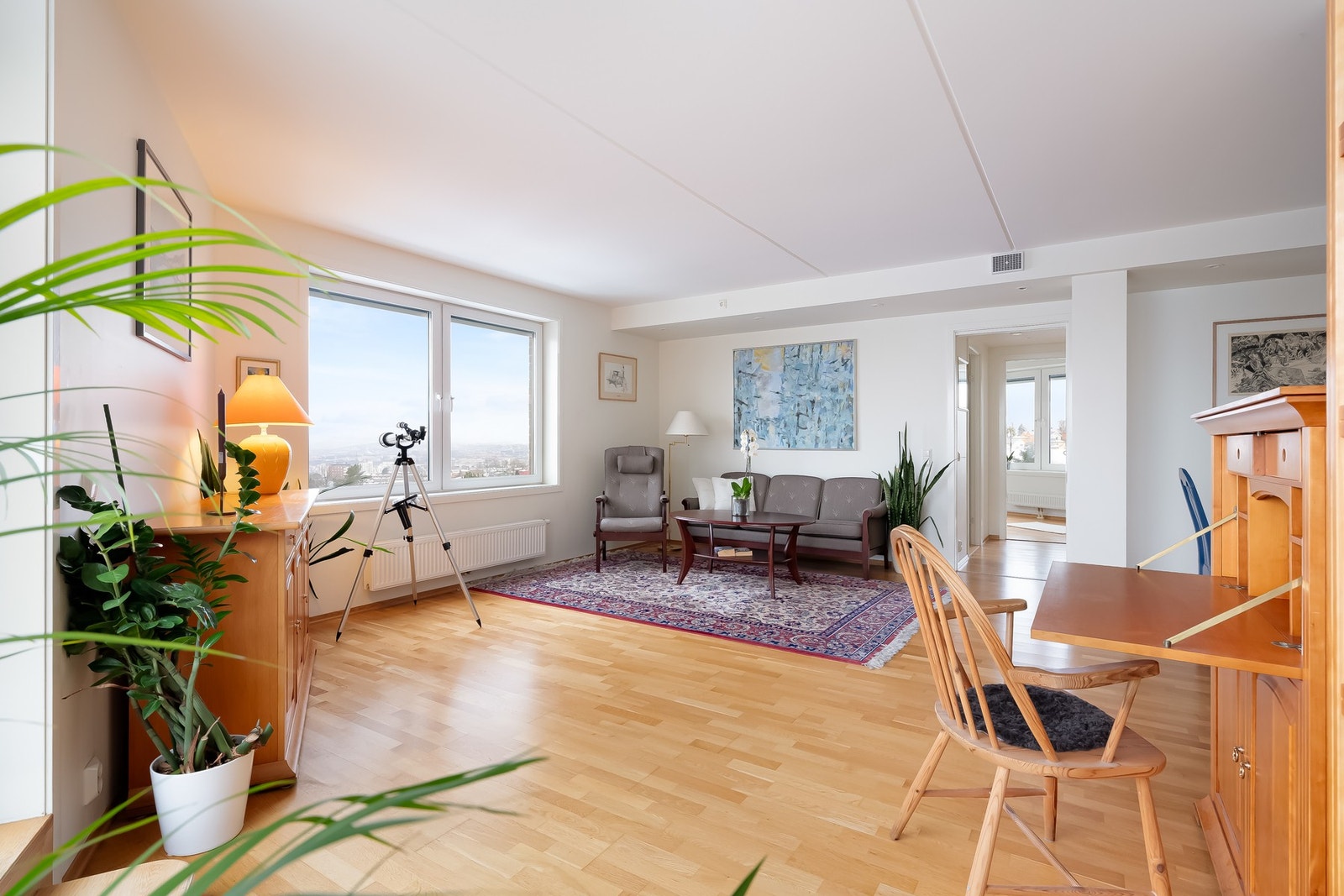 Oppholdsrommet har god plass til sofa, salongbord og mediemøblement. Galleribilde