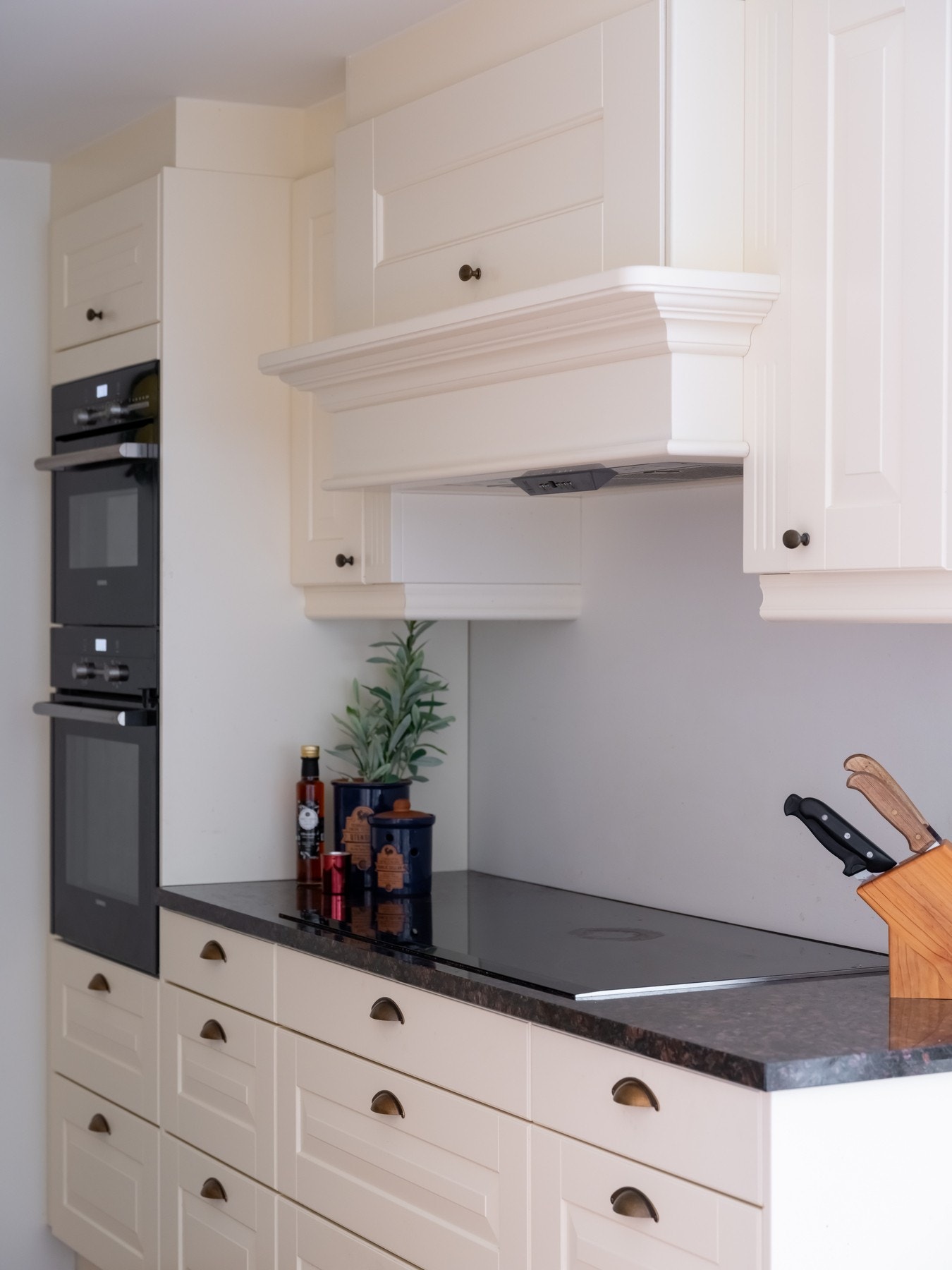 Av hvitevarer medfølger induksjon platetopp (ca. 90 cm), stekeovn, mikrobølgeovn, oppvaskmaskin og kjøleskap med frysedel. Galleribilde