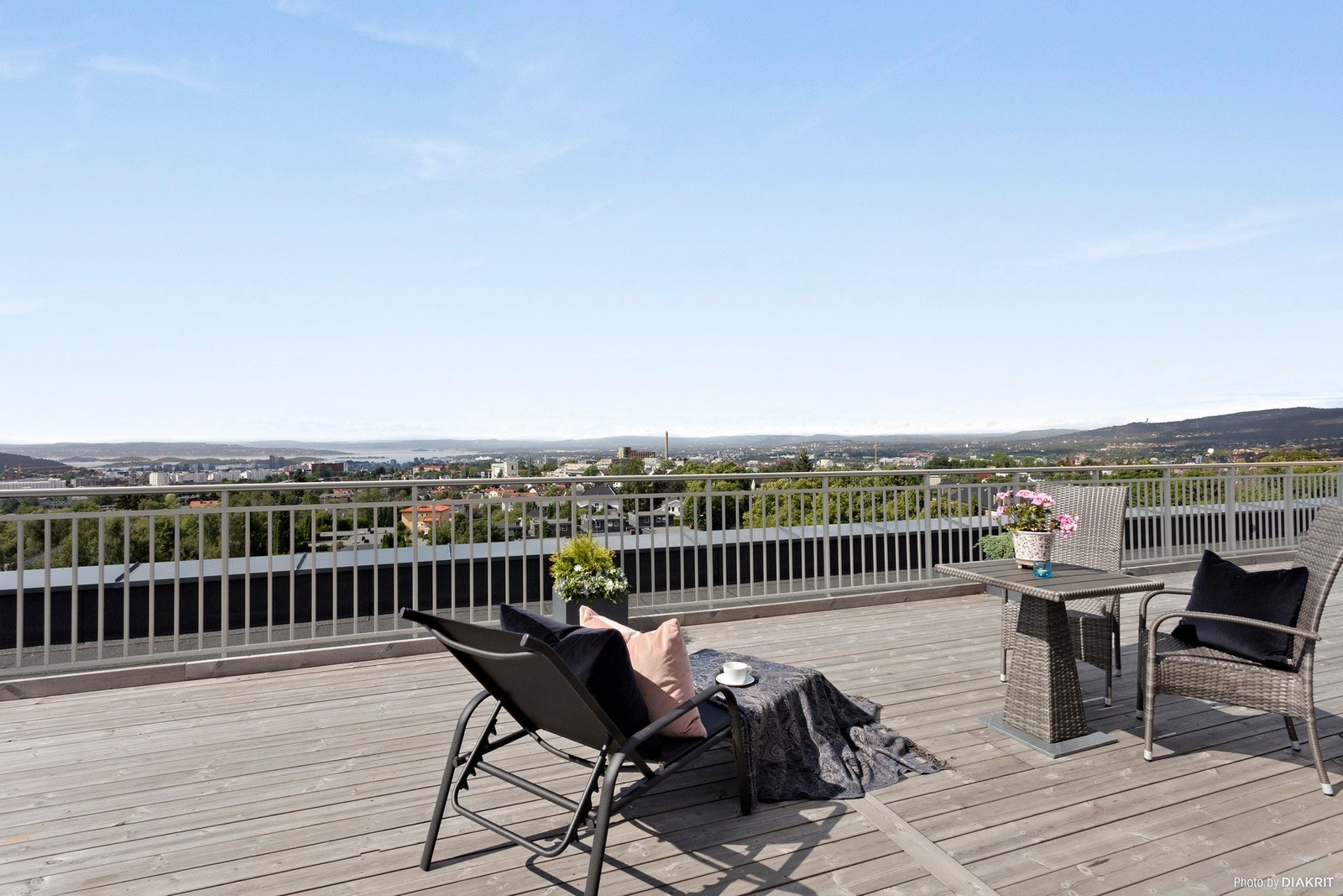 Terrassen har sittegrupper som består av både langbord og sofa. Galleribilde