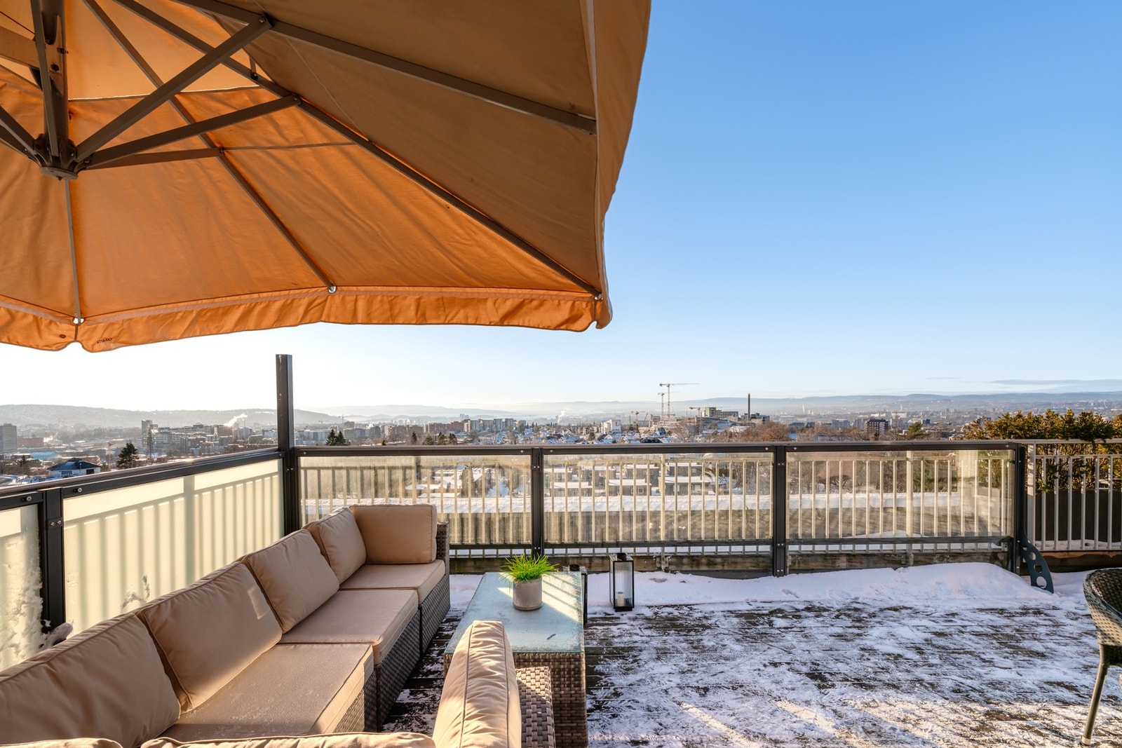 Størrelsen byr på flere møbleringssoner, hvor du kan ha både en loungegruppe, spisebord og solsenger. Galleribilde