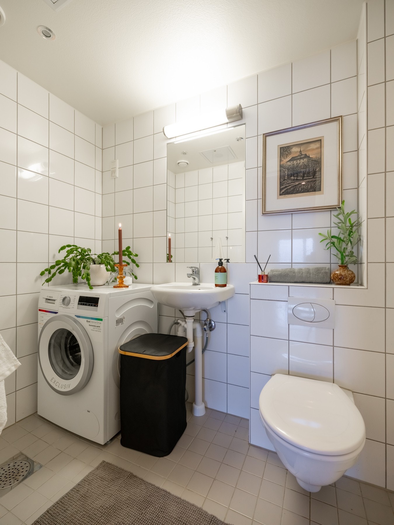 Ved entréen har du boligens separate toalett som også har opplegg for vaskemaskin. Galleribilde