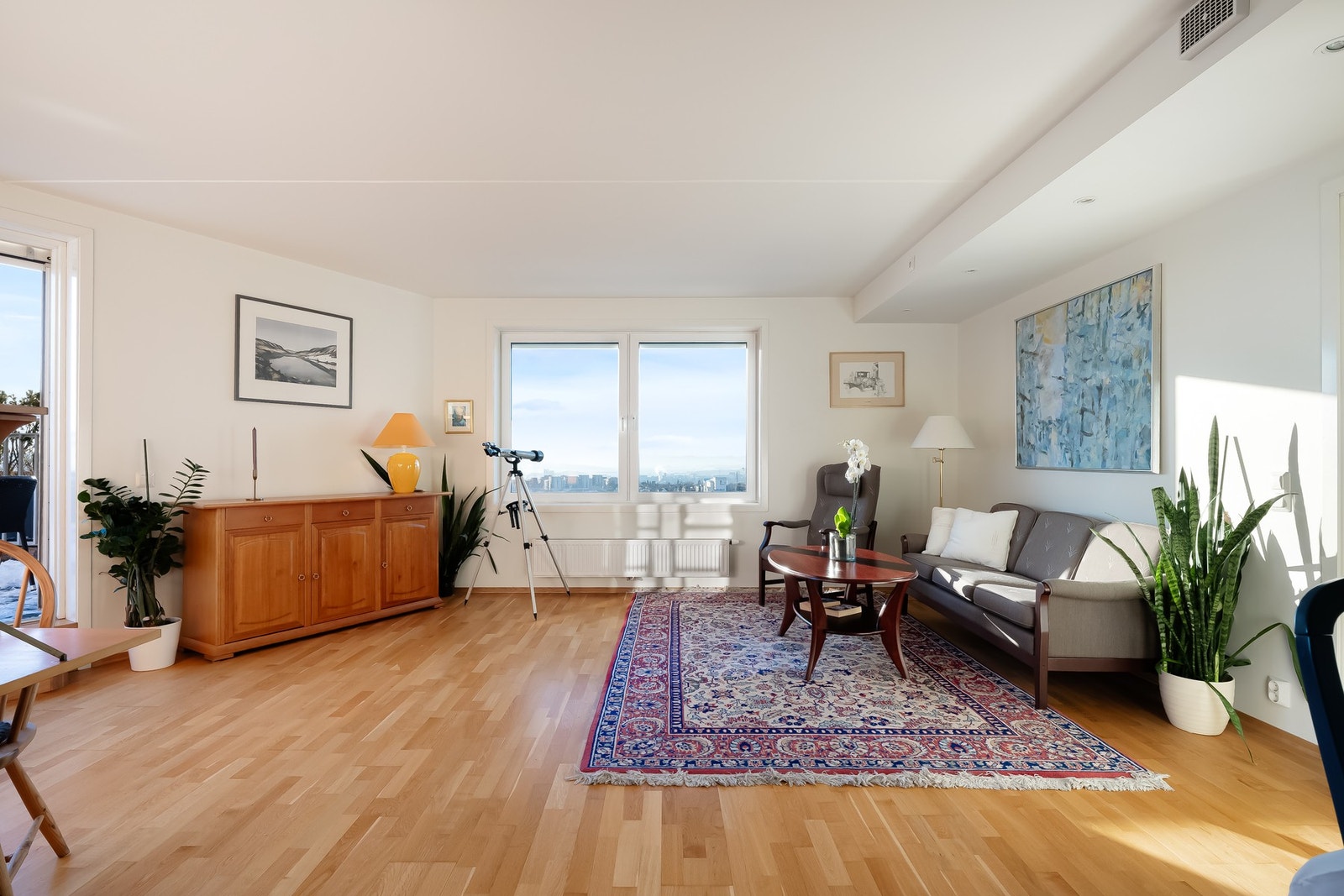 En perfekt bolig for deg som ønsker gode solforhold, store vinduer som slipper inn masse naturlig lys, og vil ha det enkelt i en travel hverdag. Galleribilde