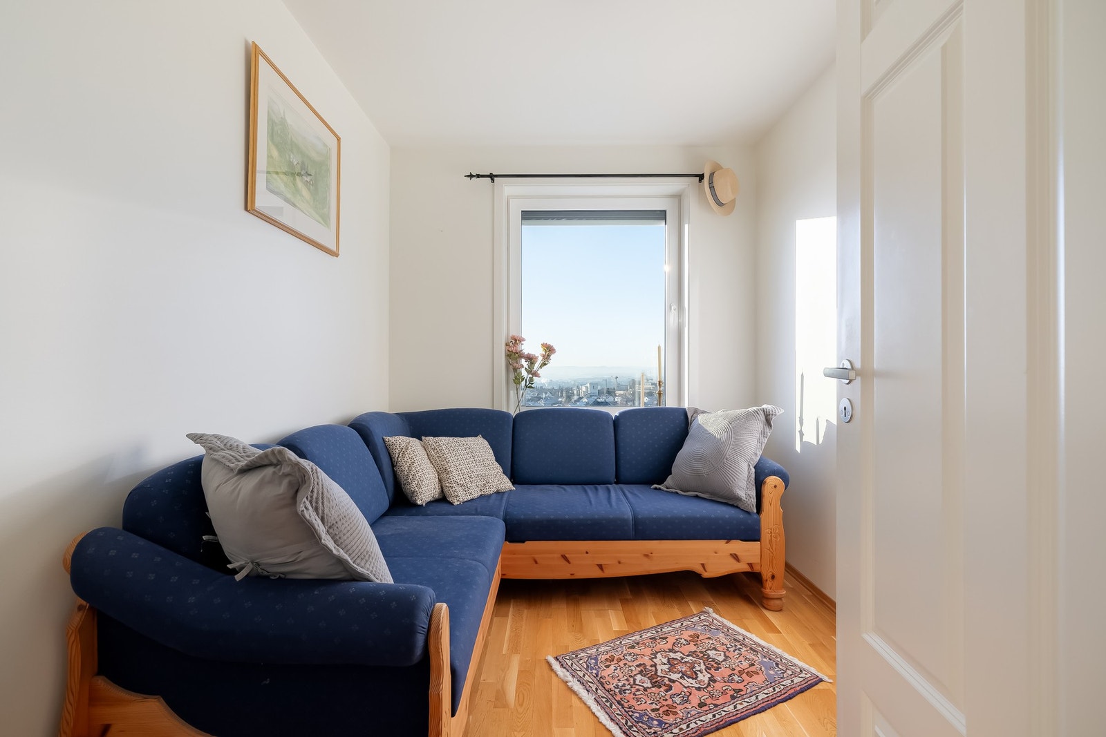 Soverom to er noe mindre, men med fin plass for seng og oppbevaringsmøblement. Galleribilde