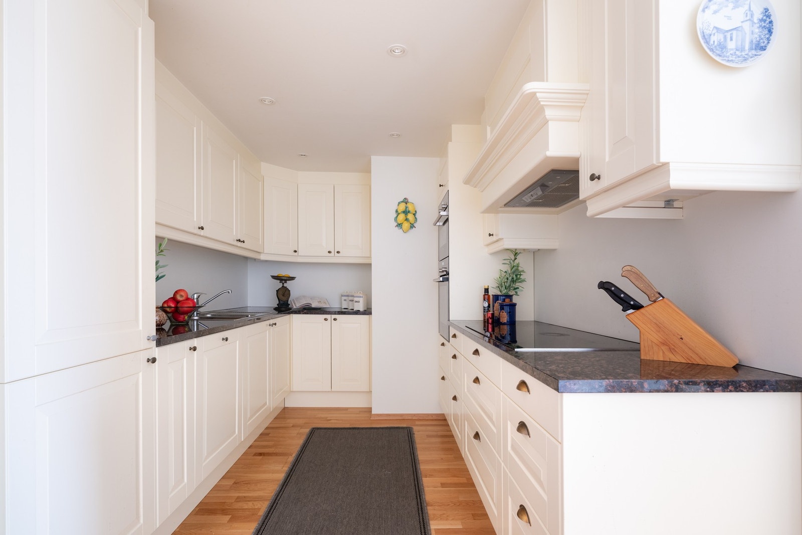 Kjøkkenet er i en åpen løsning mot stuen, men likevel tilbaketrukket og delvis adskilt. Galleribilde