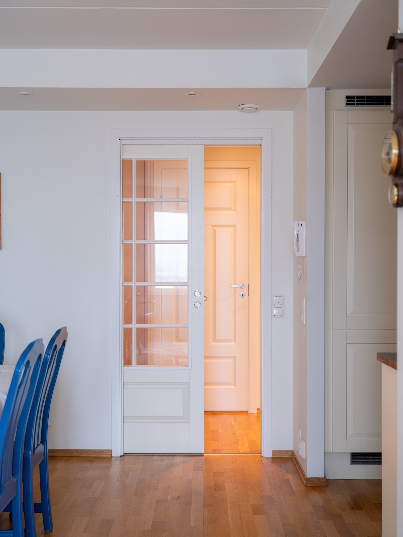 Døren med glassfronter skiller mellom stue og entré, og er en super løsning for å ikke stenge for lyset. Galleribilde