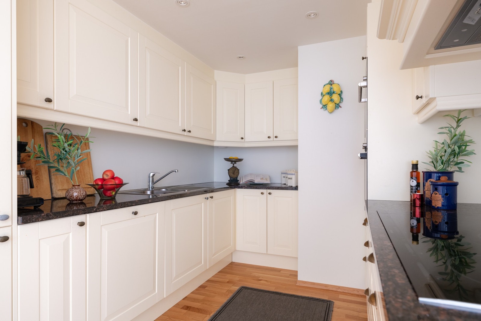 Her har du godt med arbeidsplass med benkeplate på tre sider og mye god lagringsplass i skap. Galleribilde